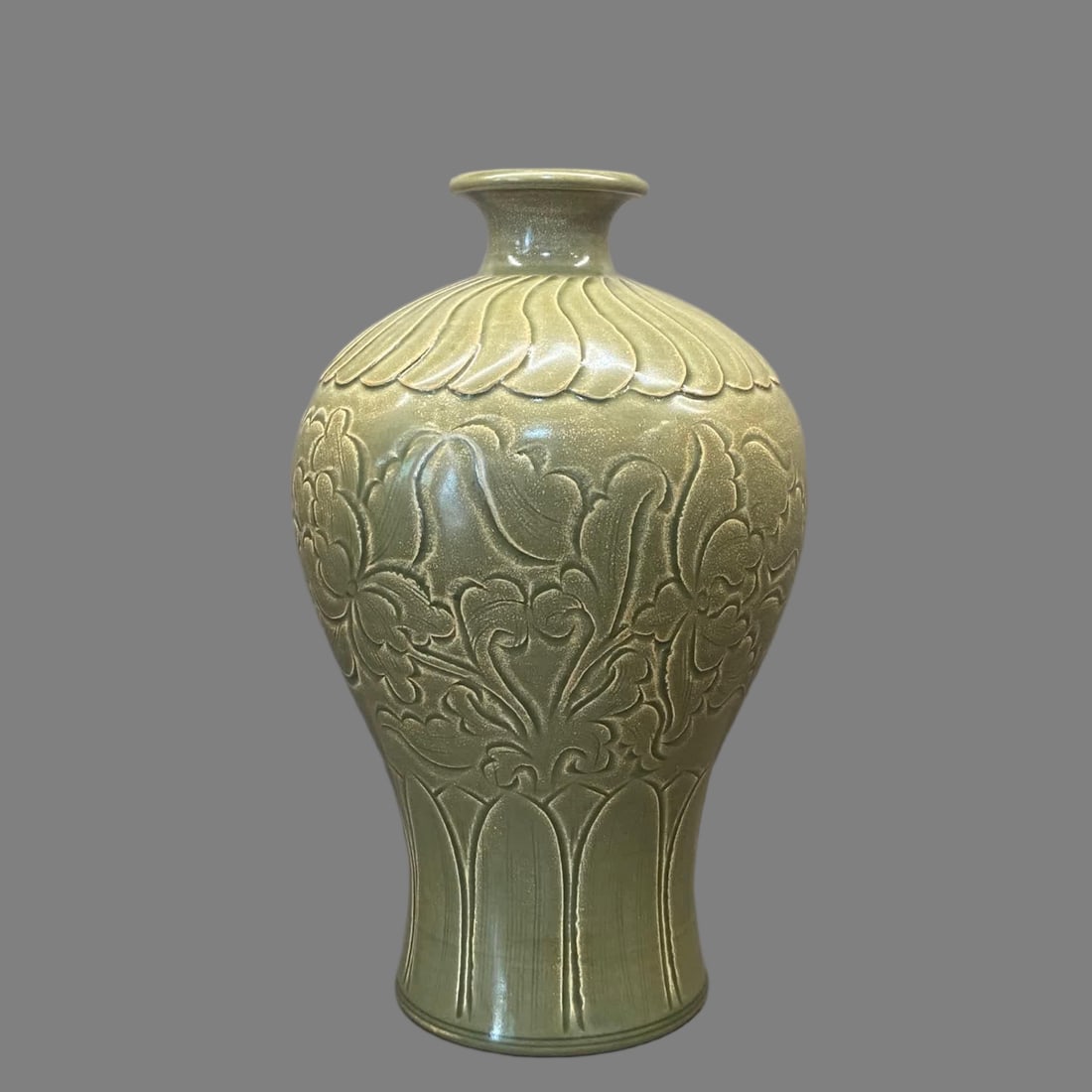 A plum bottle of the Five Dynasties of Yue kiln (1 of 9)