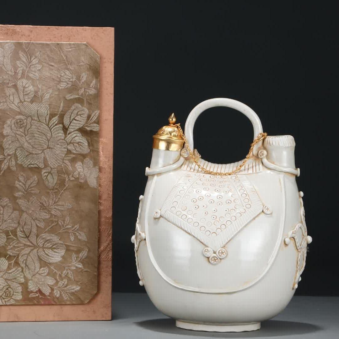 A Song Ding kiln gold-covered leather pot (1 of 8)