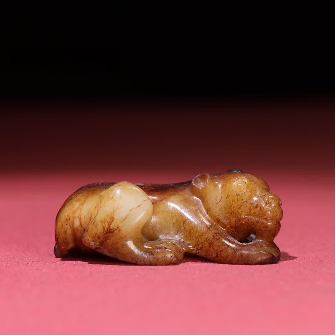 A Han Dynasty jade bear handle (1 of 9)