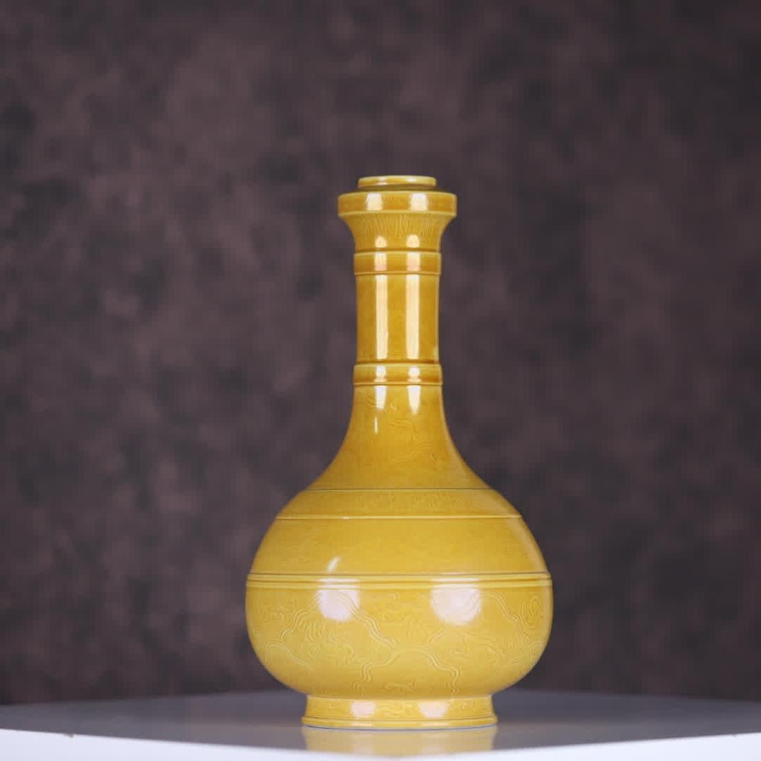 A Qing Kangxi yellow glaze dark engraved dragon pattern garlic bottle (1 of 9)