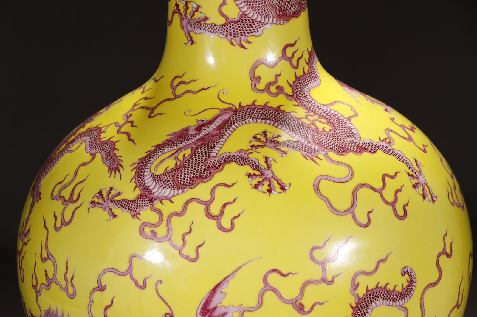 A Qing Qianlong yellow ruby red nine-dragon pattern heavenly ball bottle - 3