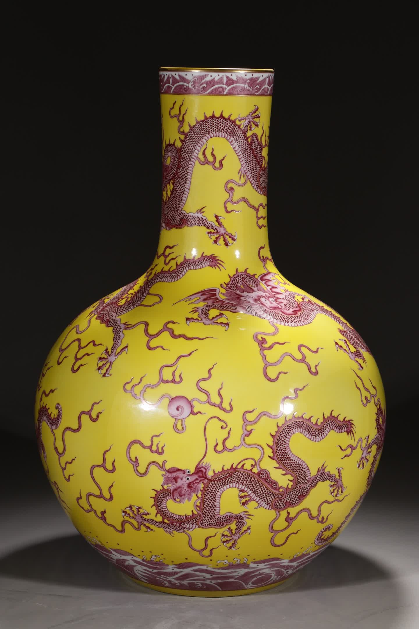 A Qing Qianlong yellow ruby red nine-dragon pattern heavenly ball bottle - 4