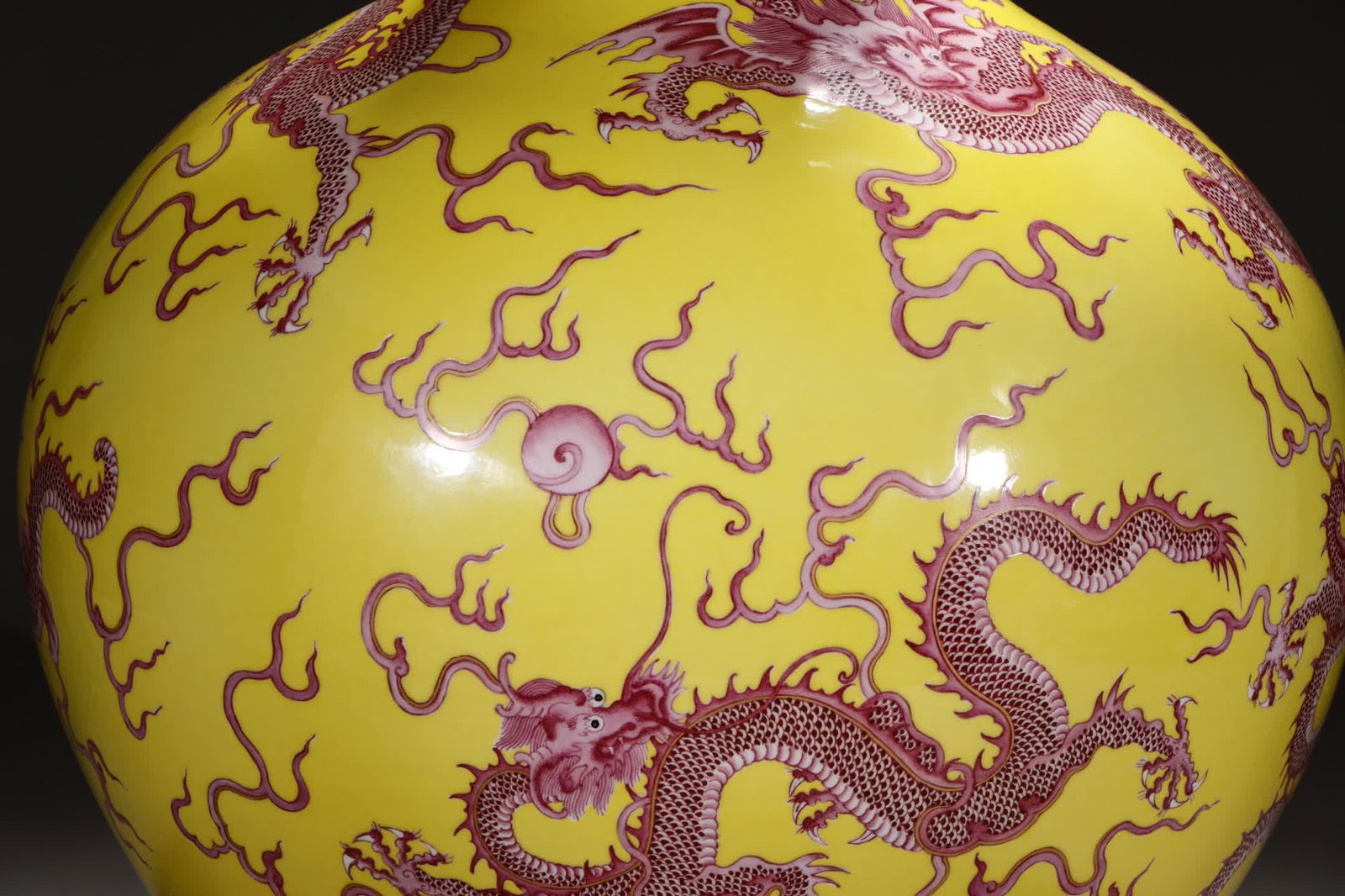 A Qing Qianlong yellow ruby red nine-dragon pattern heavenly ball bottle - 5