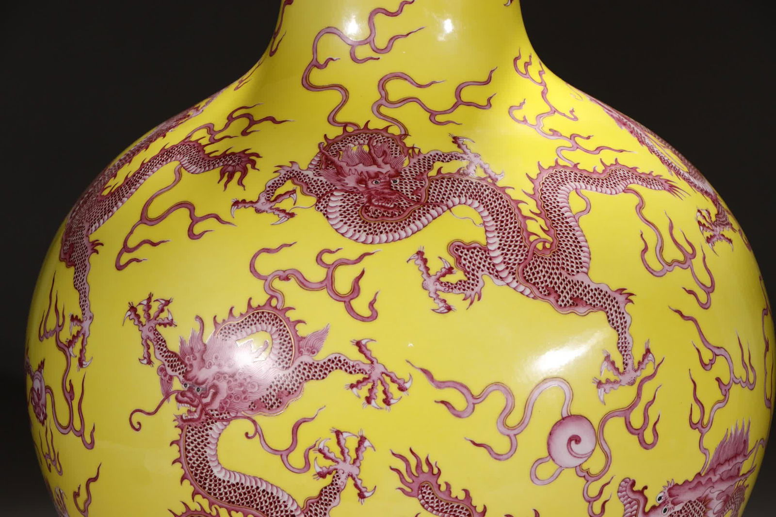 A Qing Qianlong yellow ruby red nine-dragon pattern heavenly ball bottle - 6