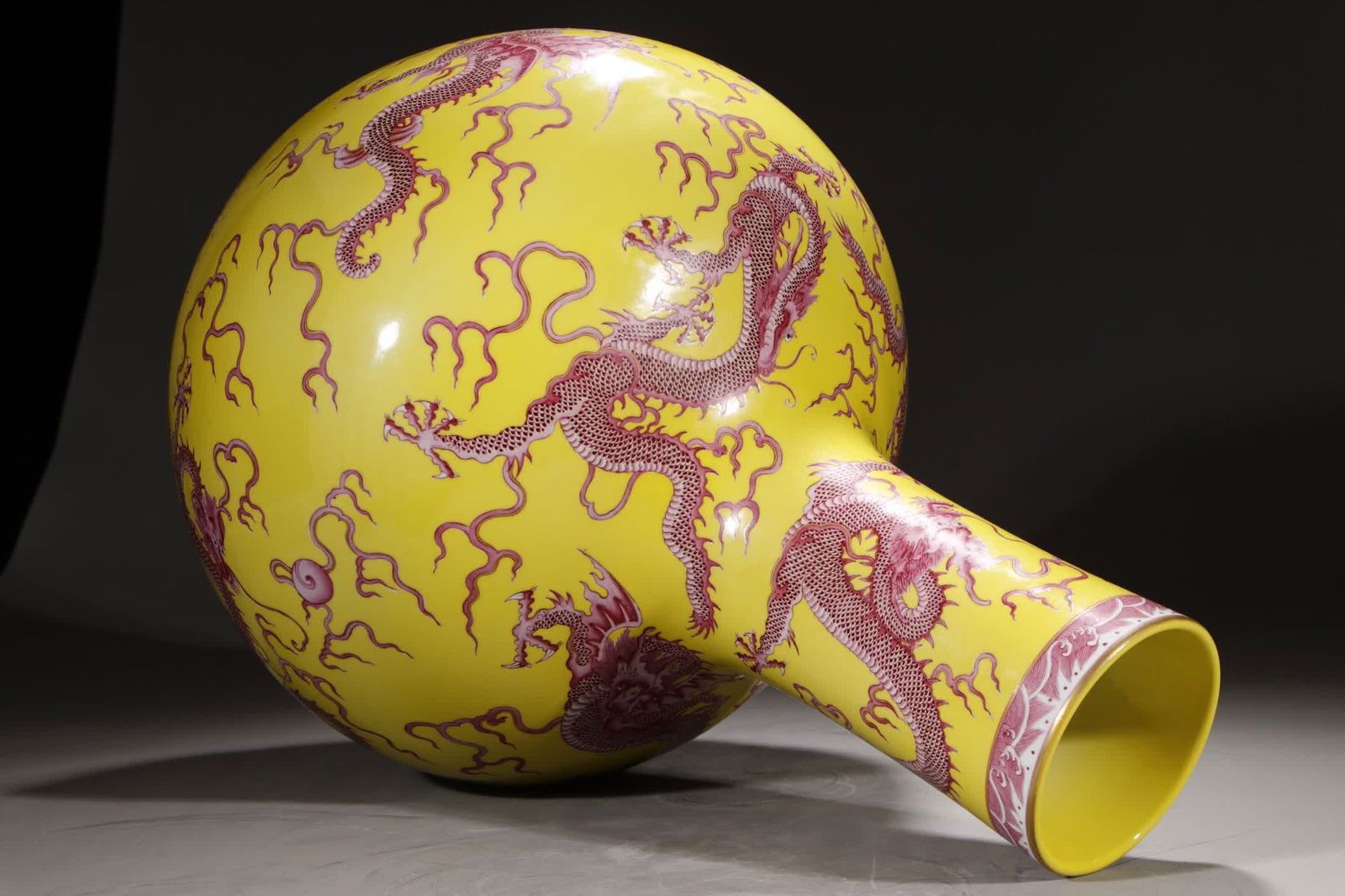 A Qing Qianlong yellow ruby red nine-dragon pattern heavenly ball bottle - 7