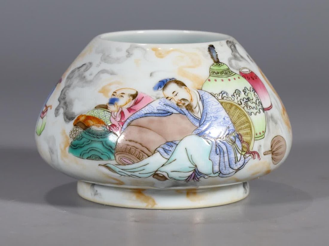 A pastel character story water bowl: Pastel character story water bowl, this water bowl is dignified, full of open arc abdomen, circle feet, body of pastel painting character story picture, character portrayal, expressive action