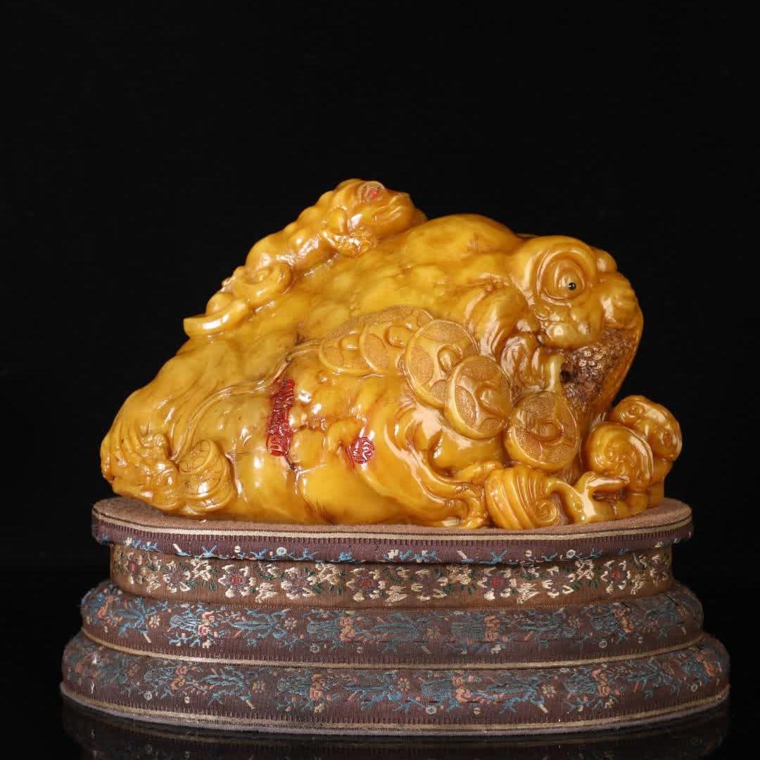 A Qing Dynasty Shoushan stone golden toad ornament (1 of 8)