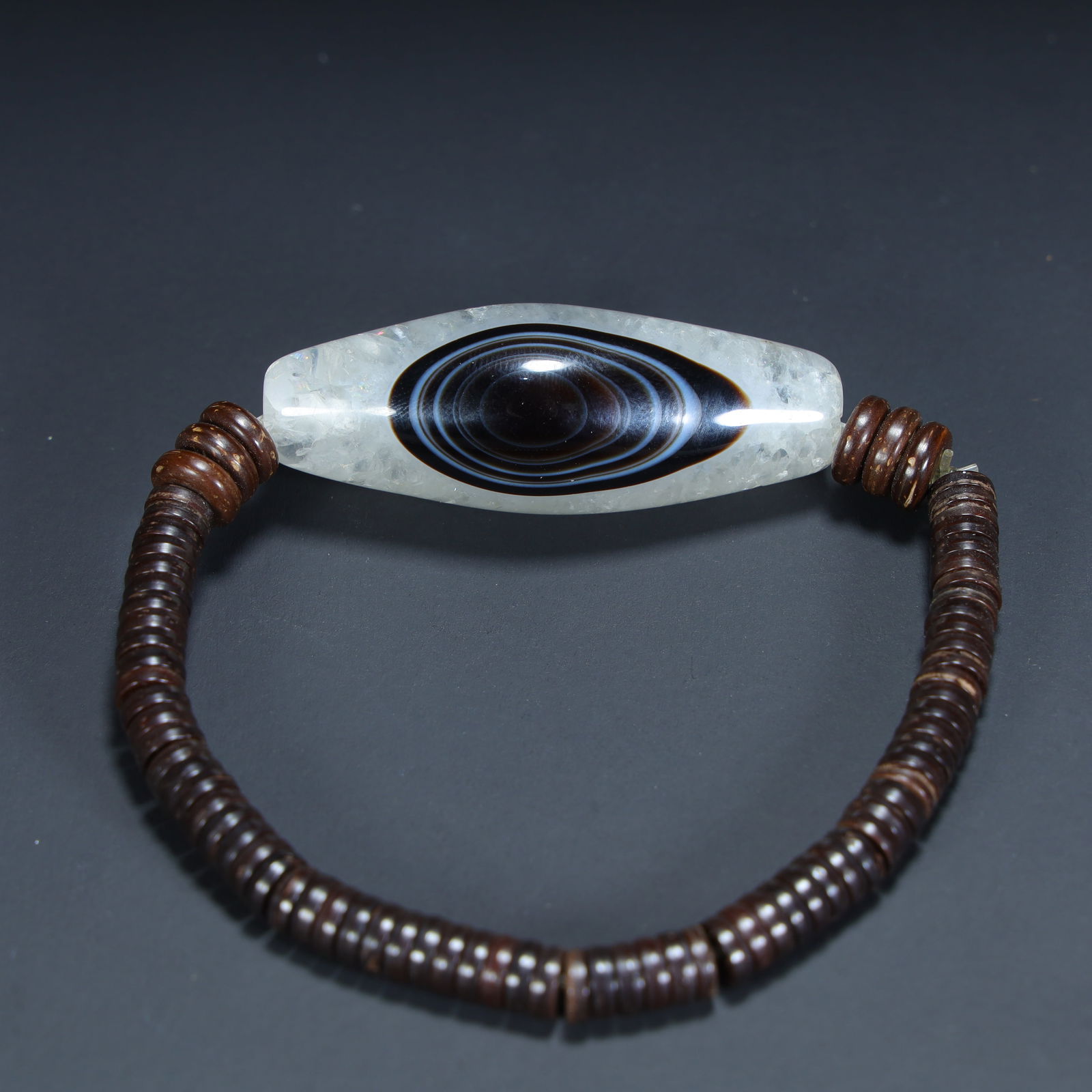 A piece of Agate: The eyes of the sky are wrapped around silk agate SIZE: L: 5.4cm W: 2.2cm W: 34g (The Dimensions Of All Batches Are Manually Measured.If You Need More Detailed Information, Please Contact Our Customer