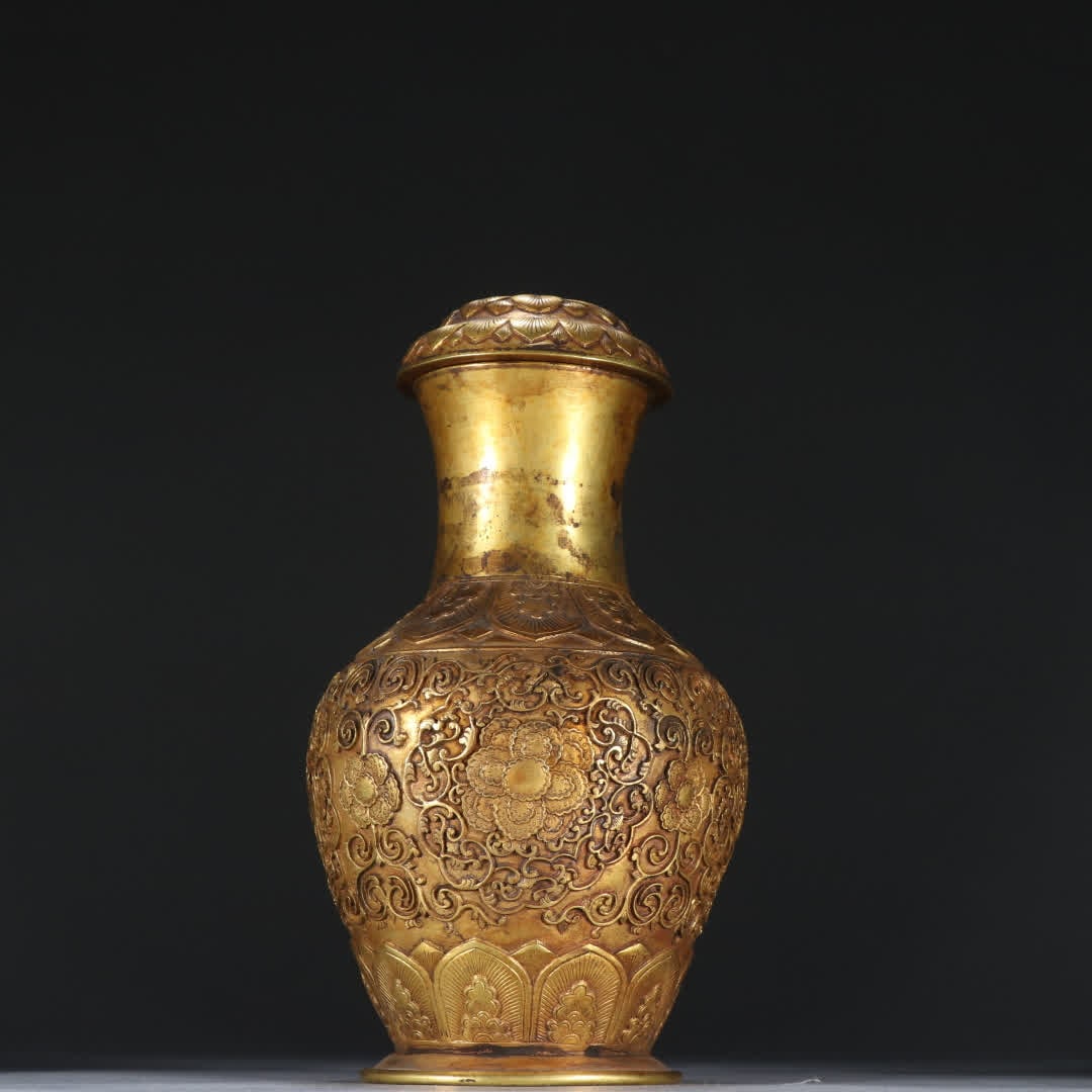 A copper gilt pattern bottle: Copper gilt pattern bottle SIZE: H:17cm W:9.5cm W:452.7g (The Dimensions Of All Batches Are Manually Measured.If You Need More Detailed Information, Please Contact Our Customer Service Before Bidding.