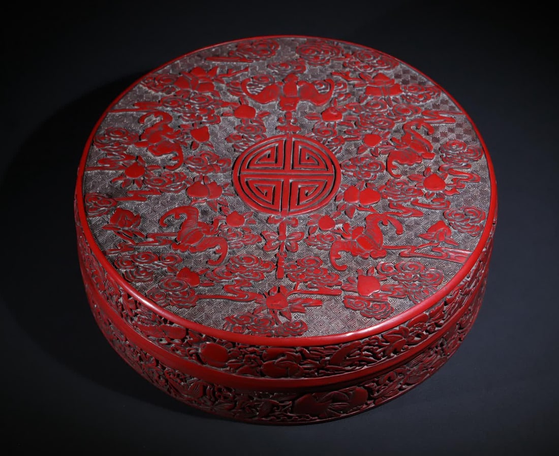 A Qing Dynasty red poetry jade seal box: The red poetry jade seal set box is like a good auspicious set of study heavy weapons, consisting of a large box with a royal title and a white jade seal of Jiufang Hetian, the original set of red lac
