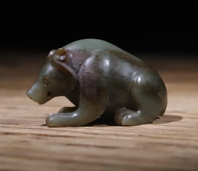 A Qing Dynasty jade bear ornament (1 of 7)