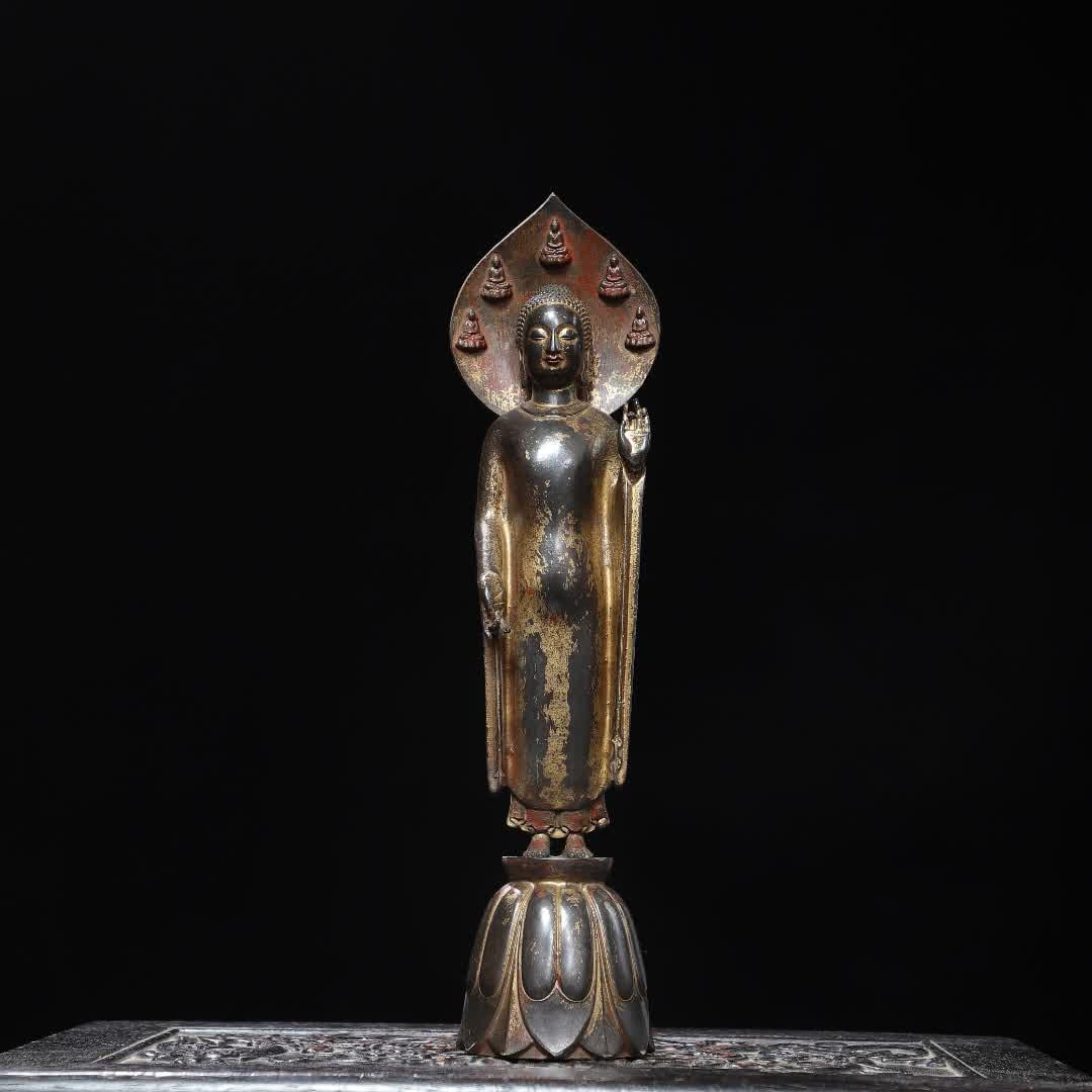 A bronze clay gold Shakyamuni statue of the Northern Wei Buddha (1 of 9)