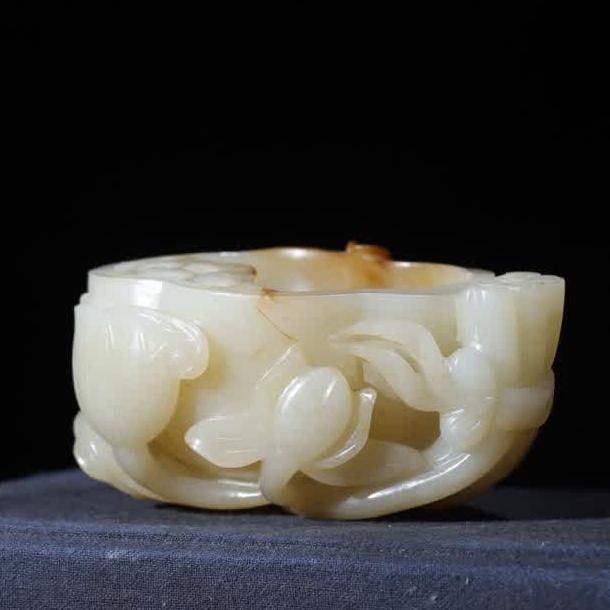 A piece of Qing Dynasty clean and clean washing: The first product is clean and honest, the study room is elegant, this washed is superior Hetian jade seed material carved with the shape, the jade is warm and condensed, the whole body is soft and li