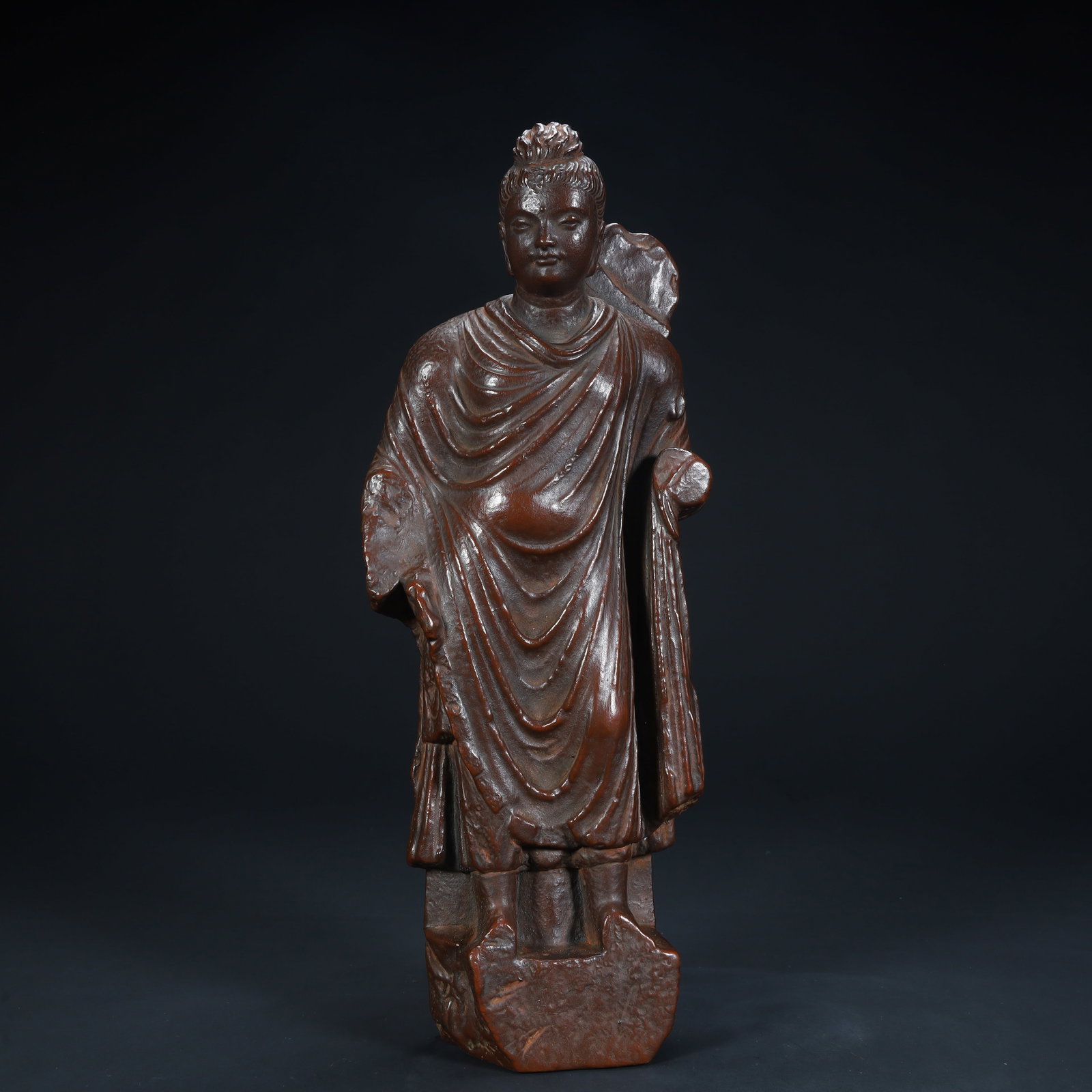 A Qing Dynasty clay sculpture Gandhara-style statue of Shakyamuni: Qing Dynasty clay sculpture Gandhara style statue of Shakyamuni SIZE: H: 28cm L: 11.5cm W: 5.2cm W: 1259g (The Dimensions Of All Batches Are Manually Measured.If You Need More Detailed Information, Pl