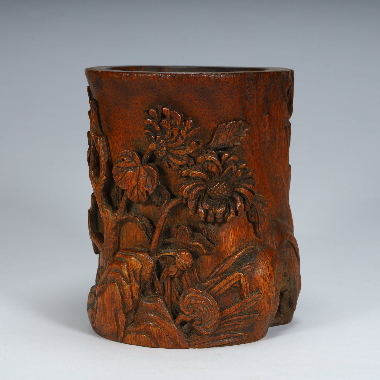 A Qing Dynasty bamboo carving "chrysanthemum (flower) pattern" conformal pen holder: Qing Dynasty bamboo carving "chrysanthemum (flower) pattern" conforming pen holder SIZE: H: 14.5cm L: 12.5cm W: 11.5cm W: 210g (The Dimensions Of All Batches Are Manually Measured.If You Need More Det