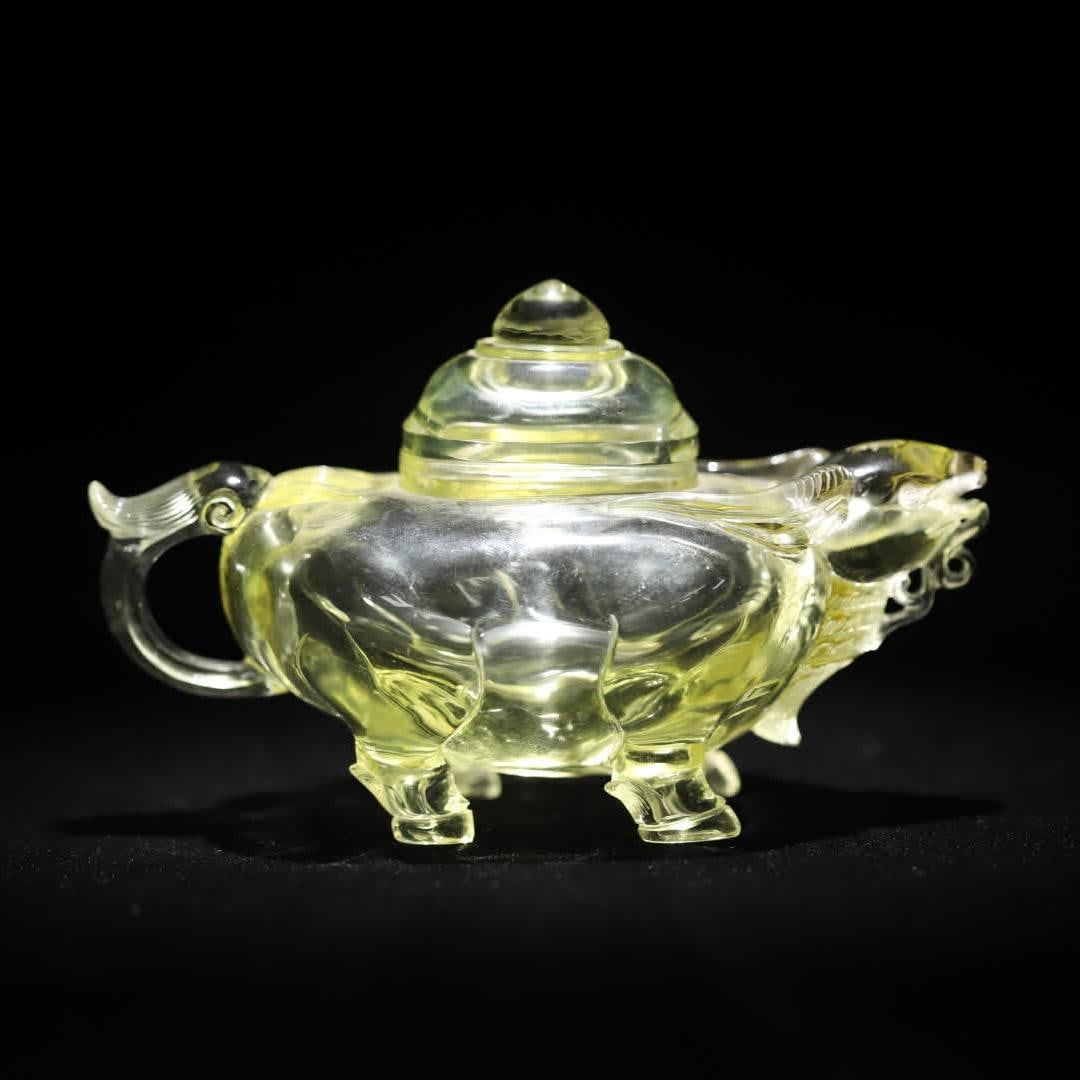 A Qing Dynasty citrine carved sheep's head pot: Qing Dynasty citrine carved sheep's head pot is a treasure of Qing Dynasty crystal bionic carvings, carved with natural citrine whole material, citrine color is gradient lemon yellow, crystal is trans