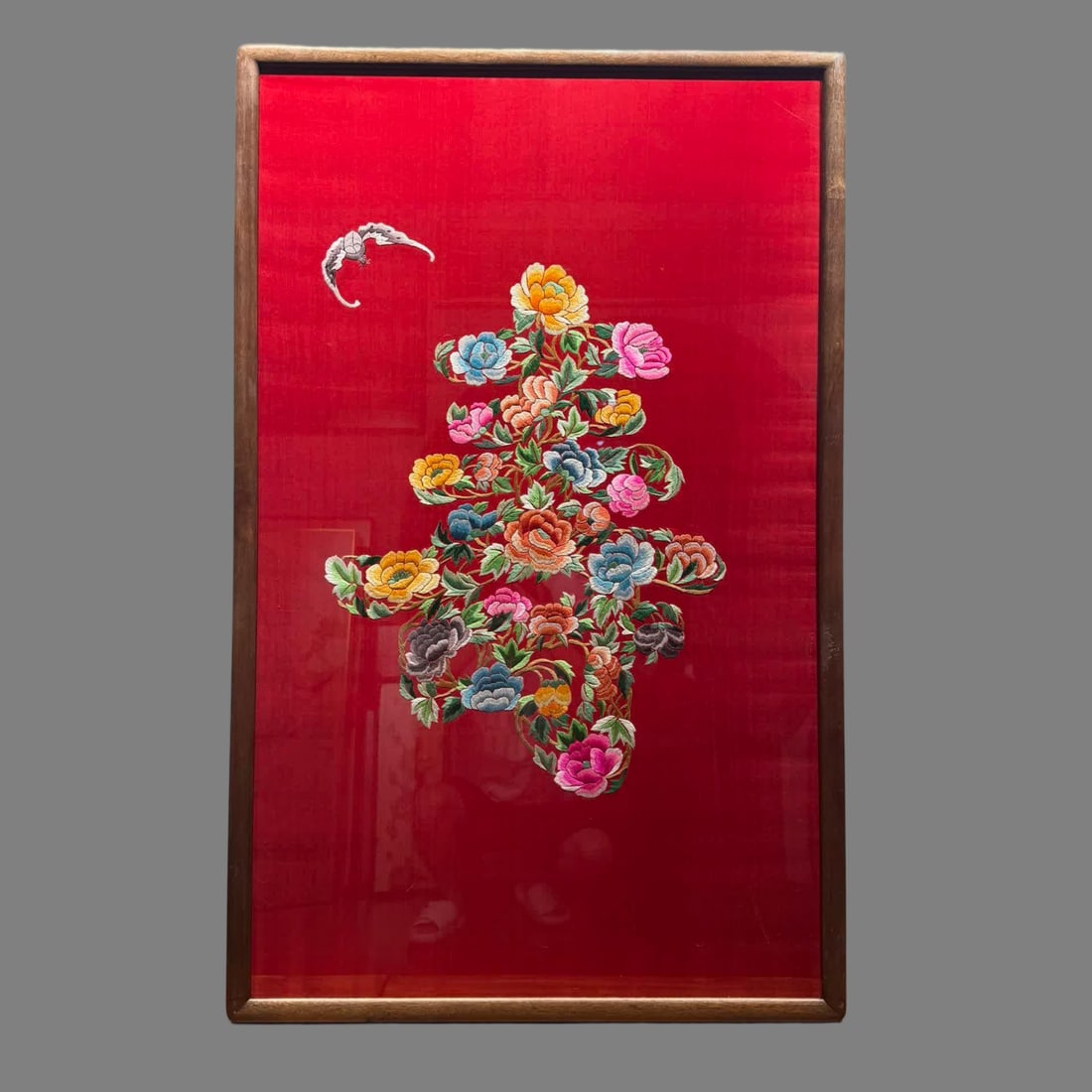 A Republic of China embroidered "Shou" character picture: Republic of China embroidery "Shou" character picture SIZE: 127x80cm (The Dimensions Of All Batches Are Manually Measured.If You Need More Detailed Information, Please Contact Our Customer Service Bef