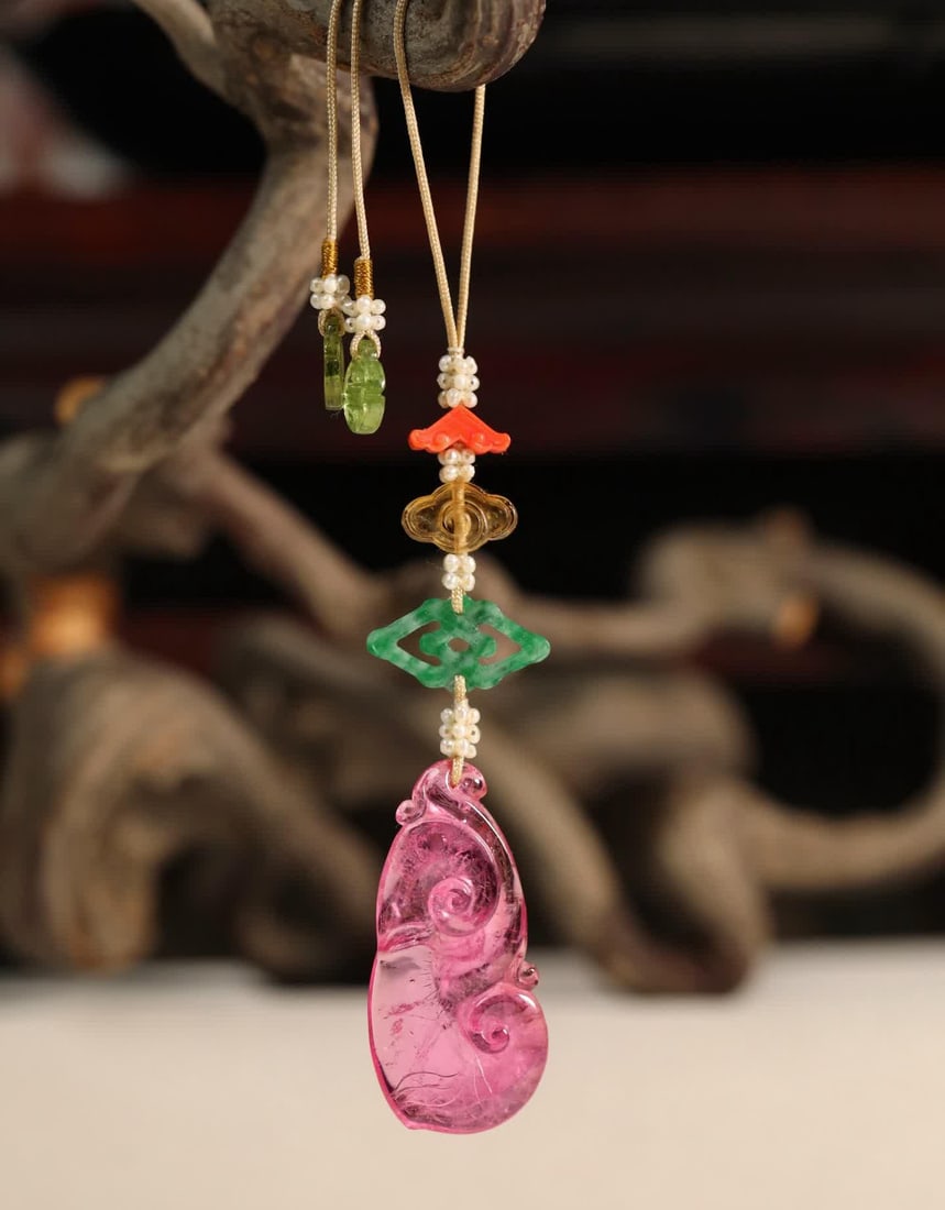 A pendant of peach tourmaline from the Qing Dynasty: The peach tourmaline pendant is woven with ice transparent green jadeite stacked with yellow tourmaline, auspicious clouds and momoji, and the green tourmaline group longevity pattern pendant is decor