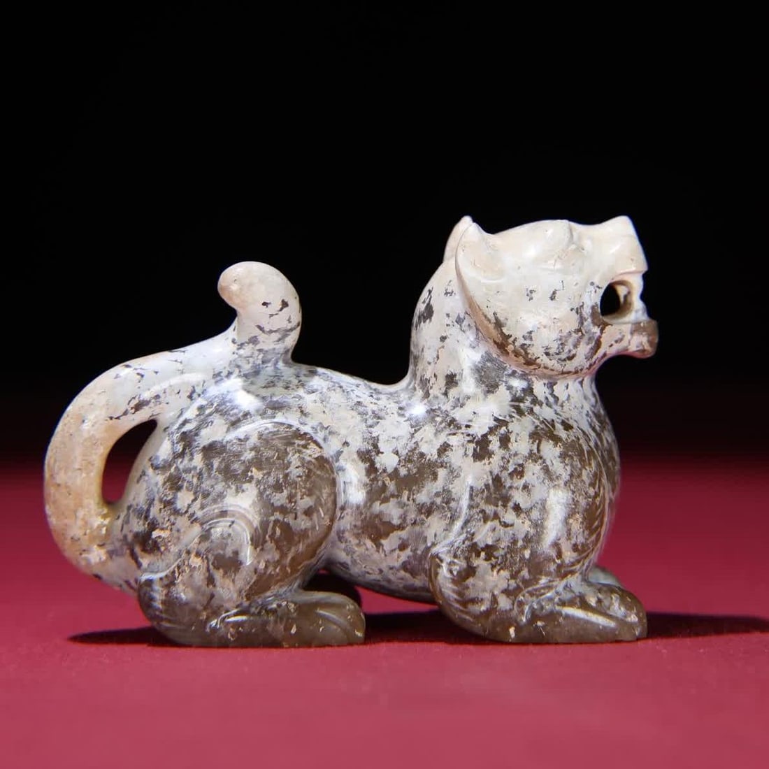 A Han Dynasty jade tiger handle: Han Dynasty jade tiger handle SIZE: 82x35x55mm W:180g (The Dimensions Of All Batches Are Manually Measured.If You Need More Detailed Information, Please Contact Our Customer Service Before