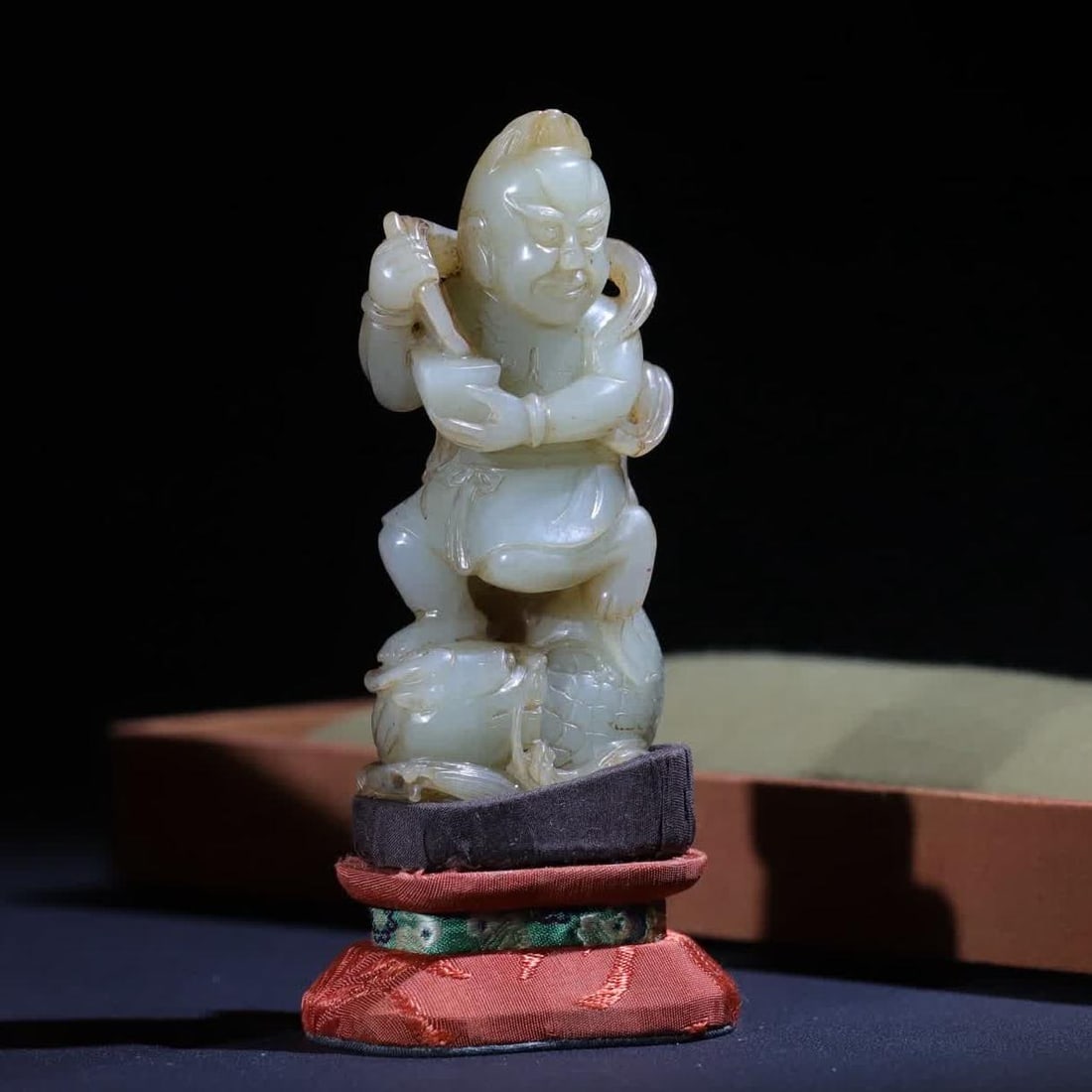 A Qing Dynasty exclusive Aotou ornament: Exclusive Aotou ornament, this piece of Qing Dynasty jade carving is carved from Hetian green and white jade seed material, the jade texture is smooth and translucent, the whole body is soft and