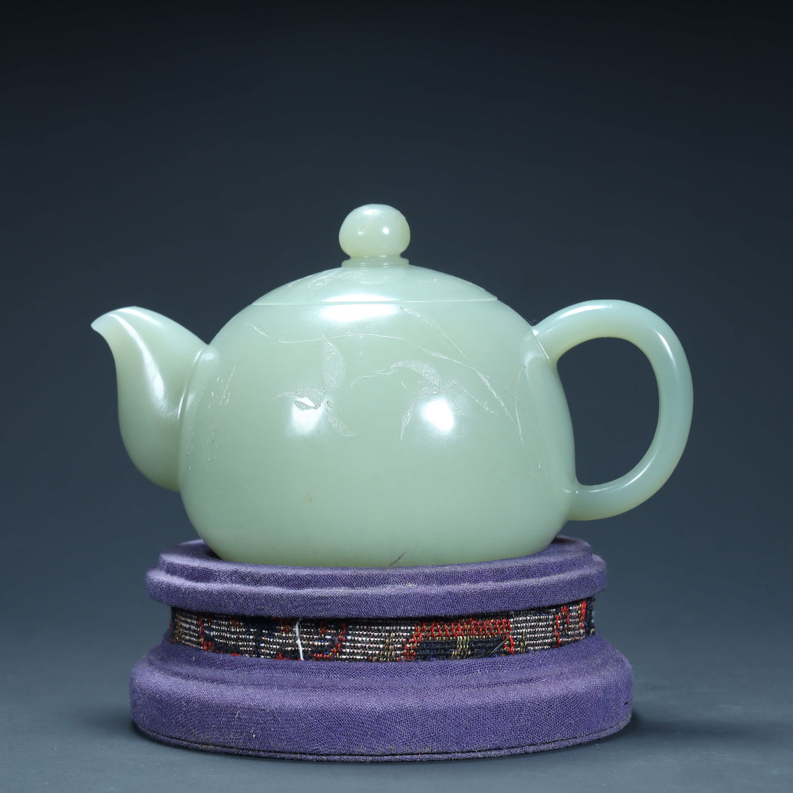 A Qing Dynasty Hetian jade teapot (1 of 10)