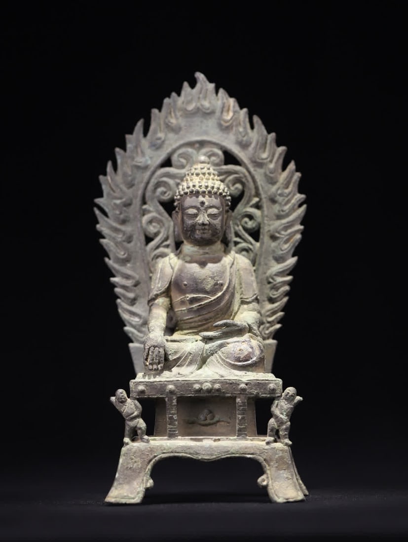A seated statue of Shakyamuni in bronze in the Ming Dynasty (1 of 10)
