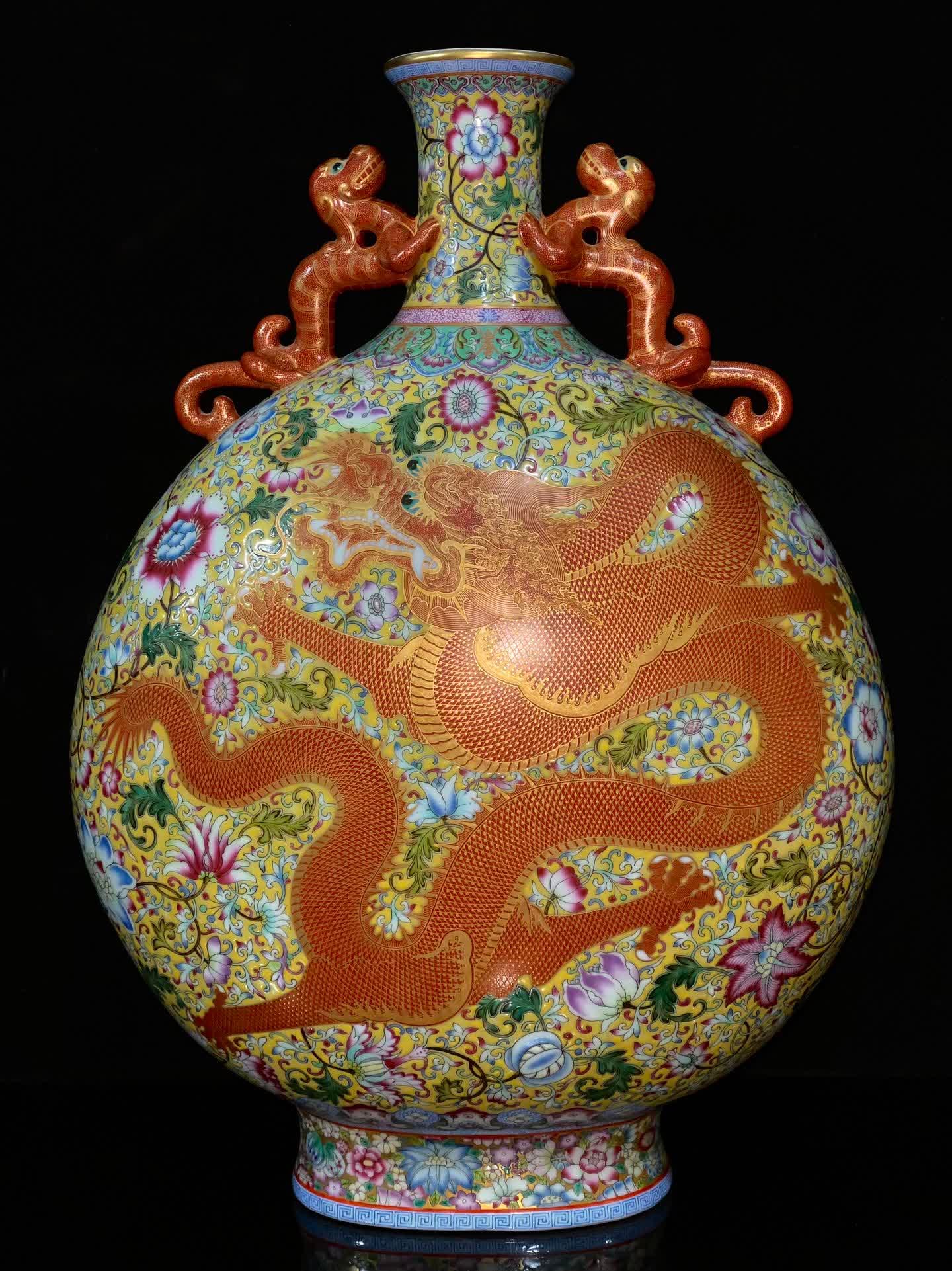 A Qianlong year pile of golden dragons wearing flowers dragon ears holding the moon vase (1 of 9)