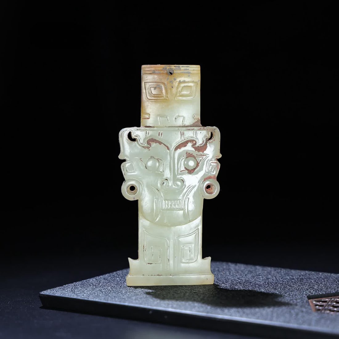 A Han Dynasty jade god jewelry (1 of 9)
