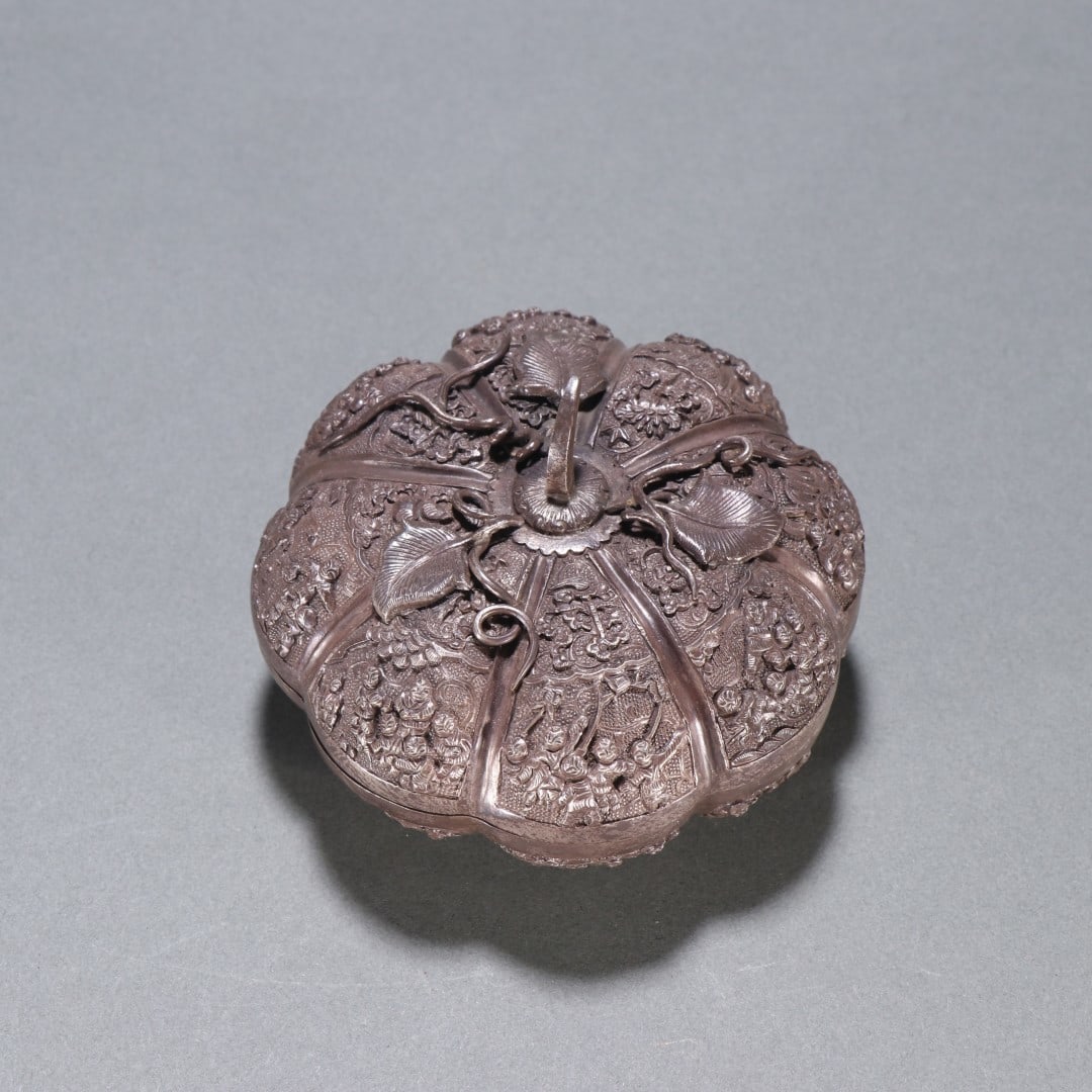 A sterling silver baby play picture pumpkin lid box from the Qing Dynasty: Qing Dynasty sterling silver baby play picture pumpkin lid box Size:H:6.2cm W:9.1cm W:237.7g (The Dimensions Of All Batches Are Manually Measured.If You Need More Detailed Information, Please Contact
