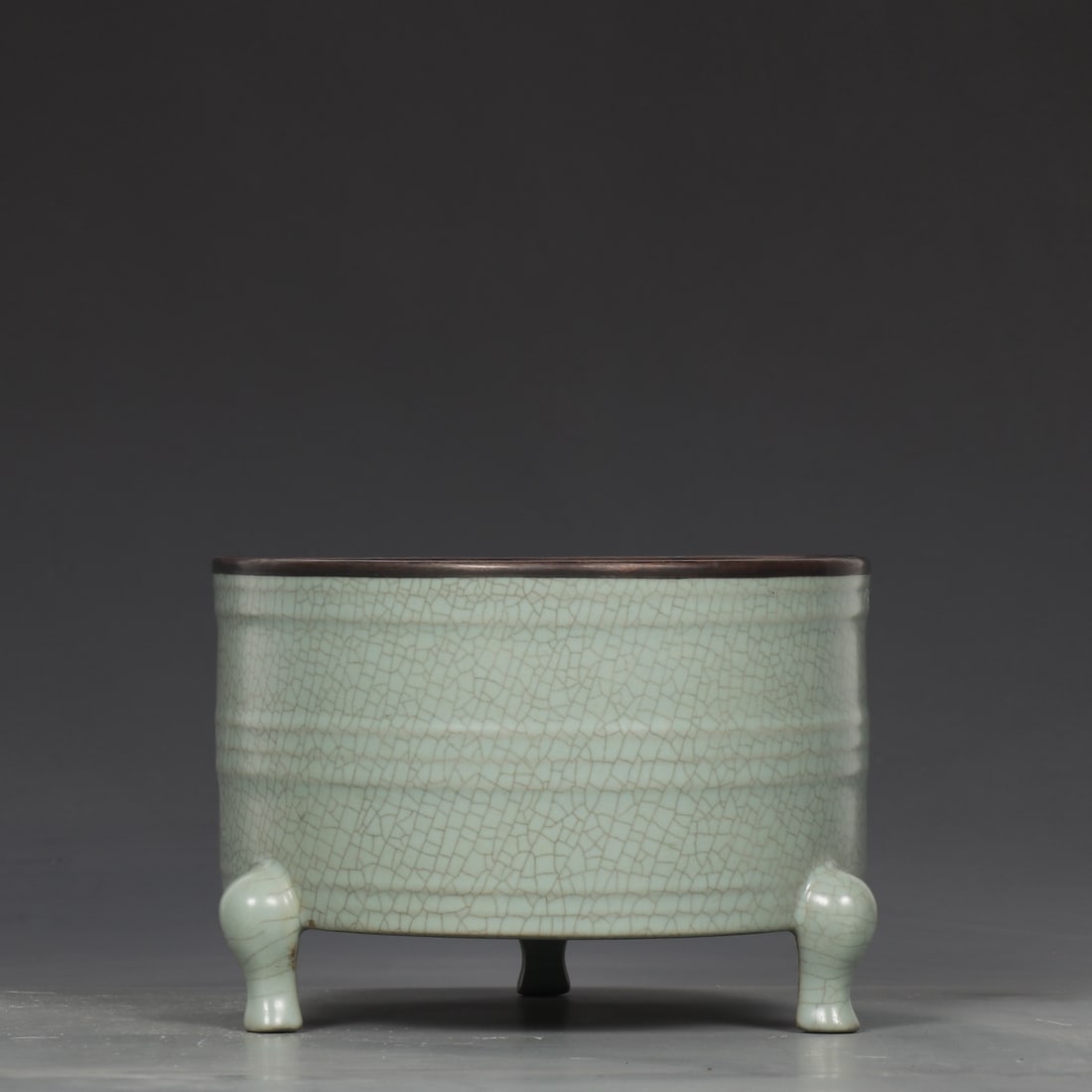 A three-legged furnace with a three-legged furnace with a blue glaze silver mouth imperial title in (1 of 9)