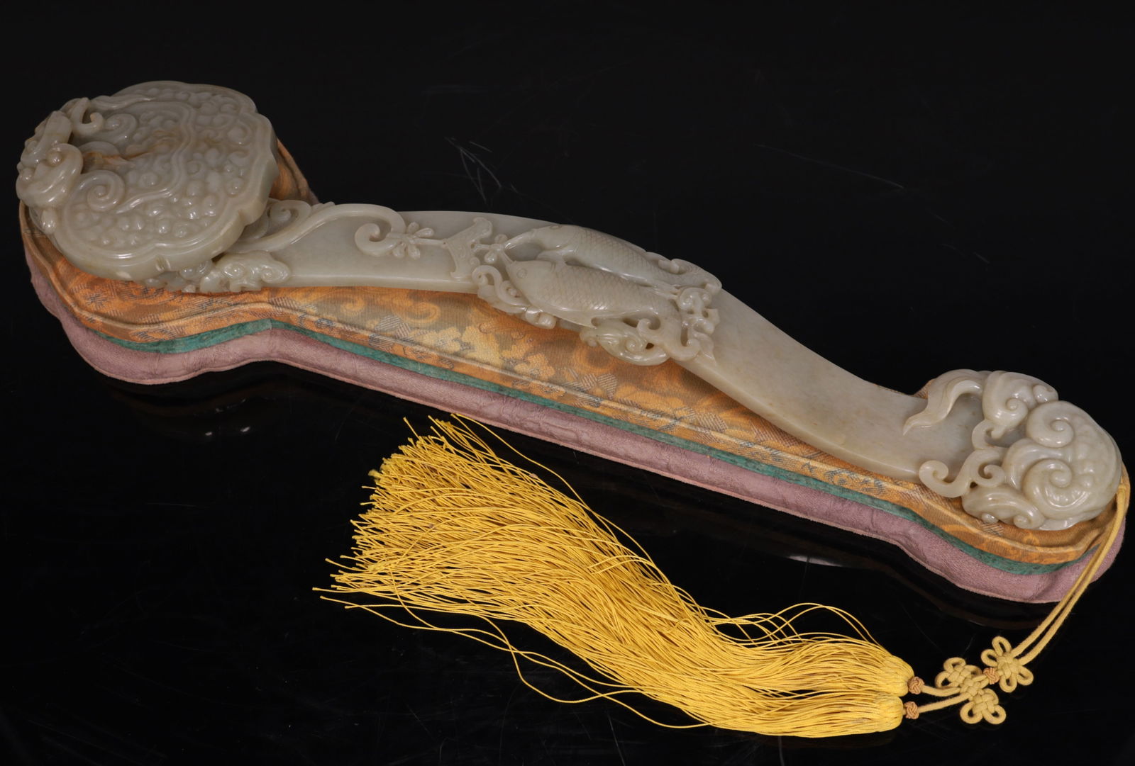 A carved Pisces jade ruyi from the Qing Dynasty: The Qing Dynasty's carved Pisces jade ruyi SIZE: L: 46.5cm W:11cm H:6.5cm W:1.2kg (The Dimensions Of All Batches Are Manually Measured.If You Need More Detailed Information, Please Contact Our Custome