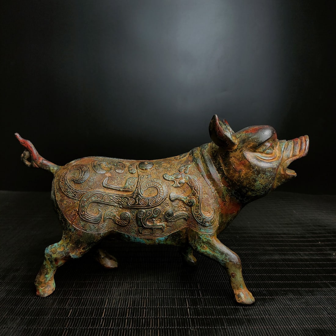 A bronze pig statue from the Warring States period (1 of 9)