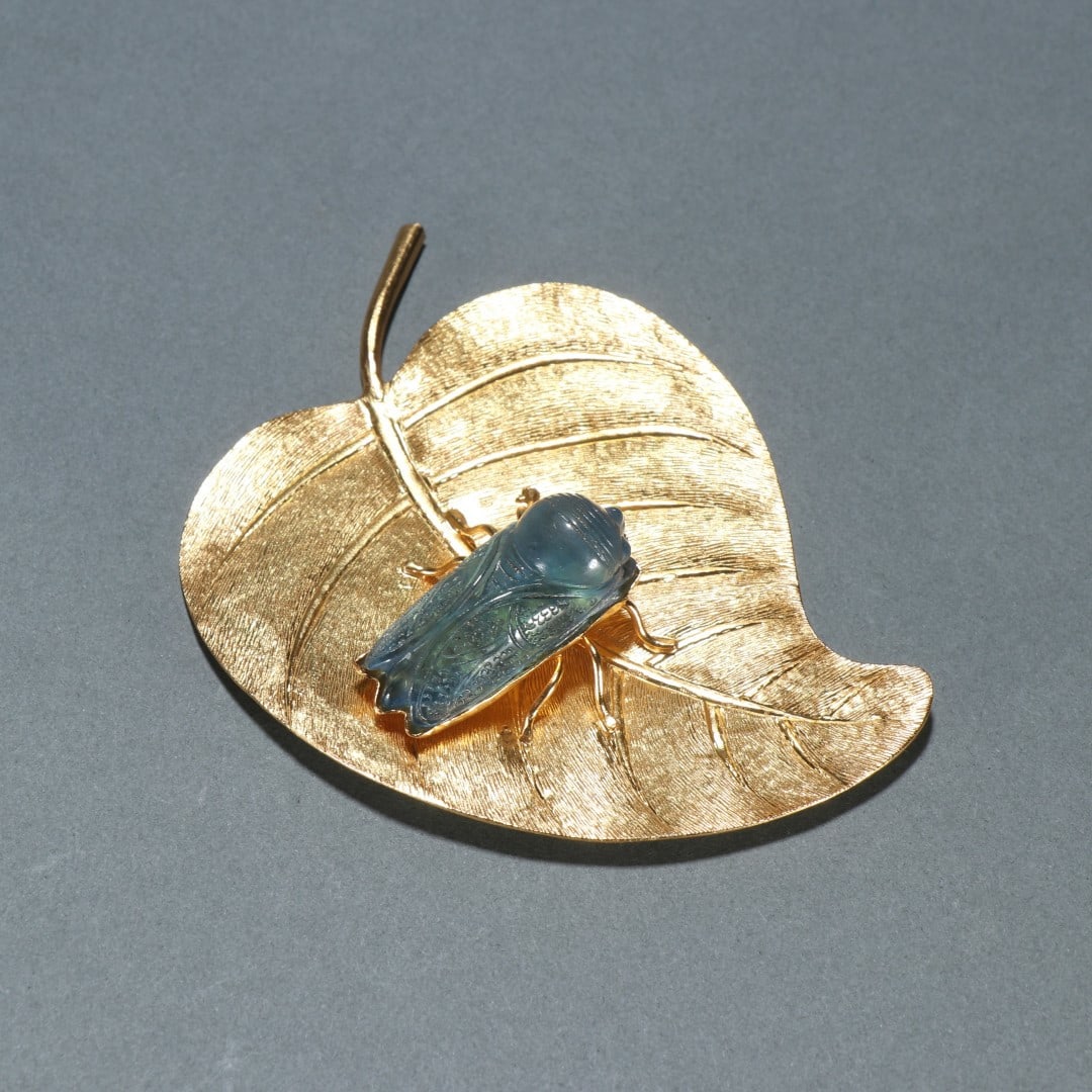 A silver-gilt sapphire ornament from the Qing Dynasty became famous overnight: The silver-gilt sapphire ornaments of the Qing Dynasty became famous overnight Size:W:9.9×7.5cm W:48.5g (The Dimensions Of All Batches Are Manually Measured.If You Need More Detailed Information, Ple