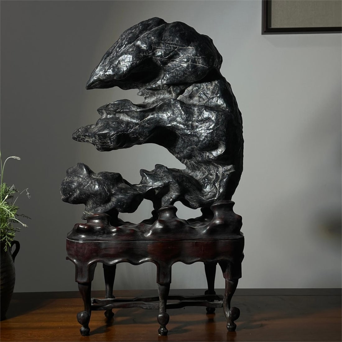 A fine Lingbi stone: Exquisite Lingbi stone Size:H:65cm W:40cm T:20cm (The Dimensions Of All Batches Are Manually Measured.If You Need More Detailed Information, Please Contact Our Customer Service Before Bidding.)