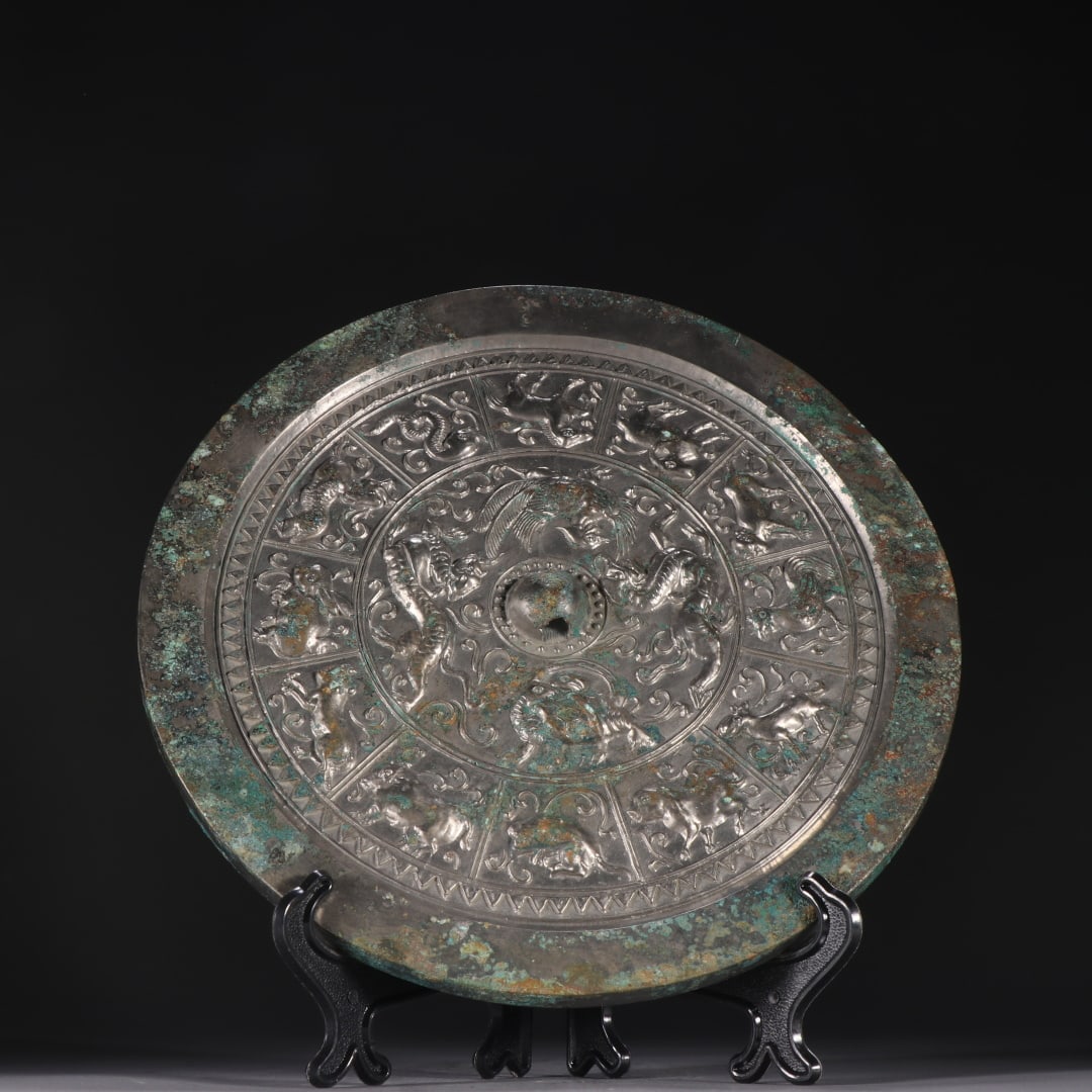 A bronze zodiac mirror from the Han Dynasty: Bronze zodiac mirror of the Han Dynasty Size:D:21.6cm W:1466.8g (The Dimensions Of All Batches Are Manually Measured.If You Need More Detailed Information, Please Contact Our Customer Service Before B