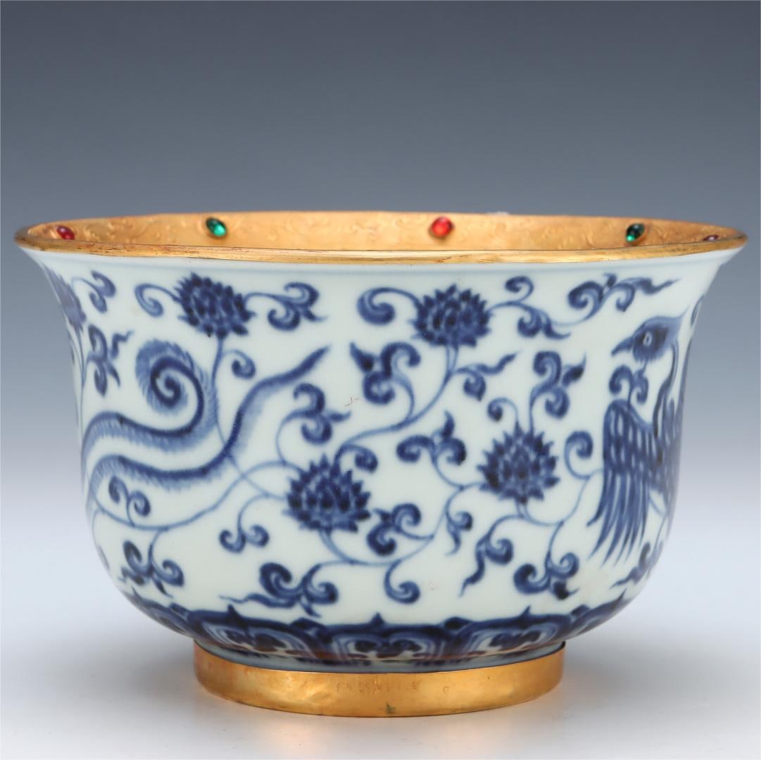 A blue and white enveloped gold carved entwined phoenix pattern bowl made in the Xuande year of the: The blue and white enveloped gold carved engraved phoenix pattern bowl made in the Xuande era of the Ming Dynasty Size:H:10cm Belly diameter:15.8cm (The Dimensions Of All Batches