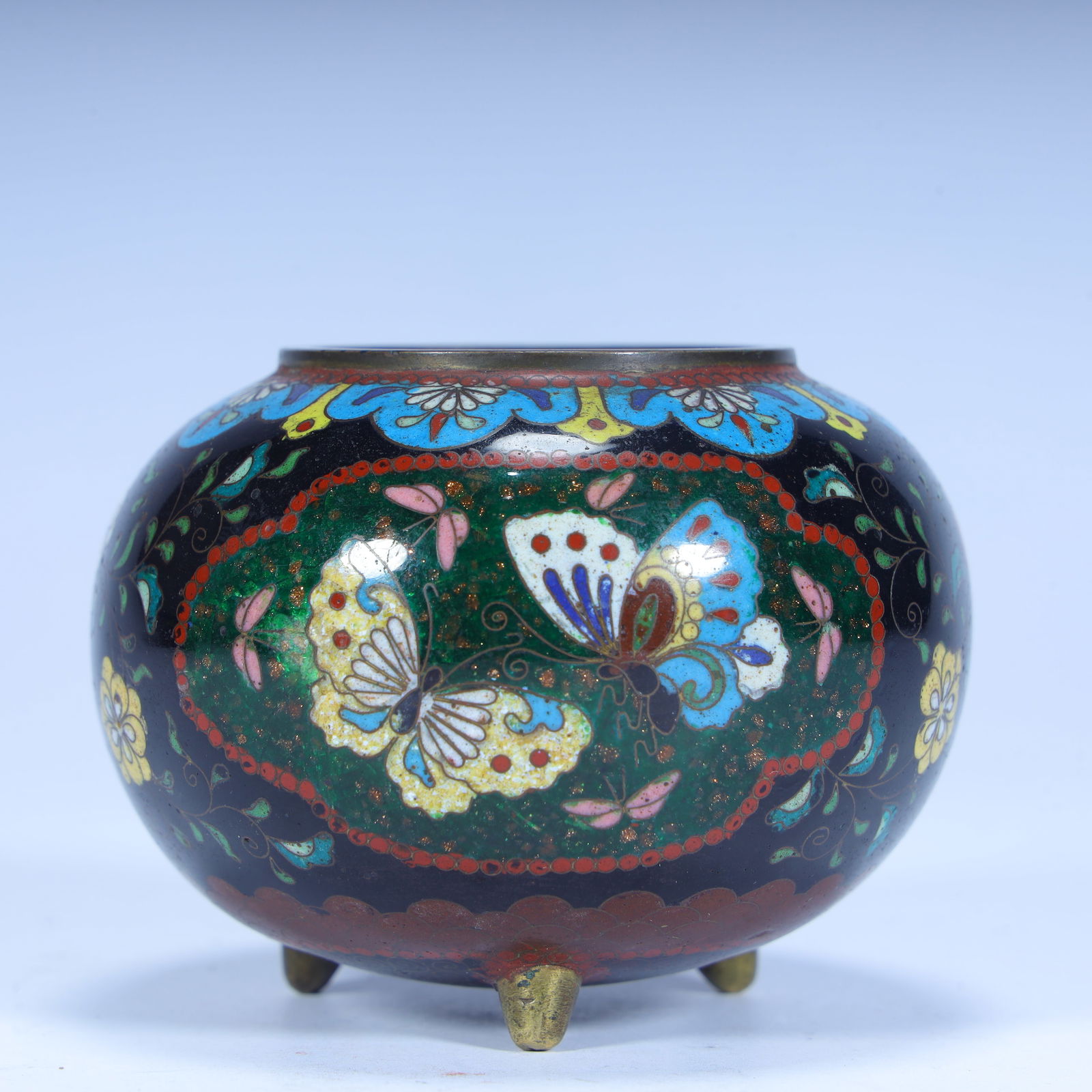 A fine copper-tired cloisonn é enamel butterfly pattern three-legged water bowl (1 of 8)