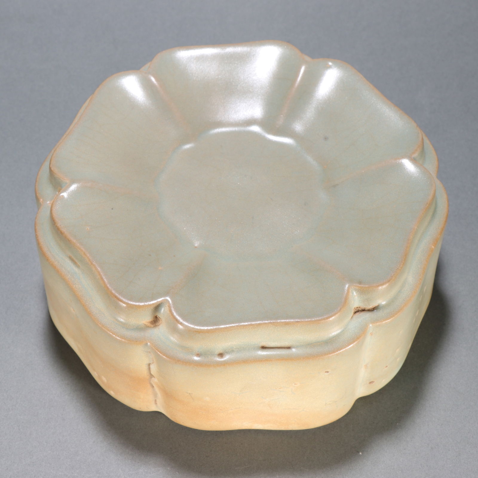 An inkstone of the Ru kiln in the Song Dynasty: The inkstone of the Ru kiln in the Song Dynasty Size:H:6.7cm W:16.9cm (The Dimensions Of All Batches Are Manually Measured.If You Need More Detailed Information, Please Contact