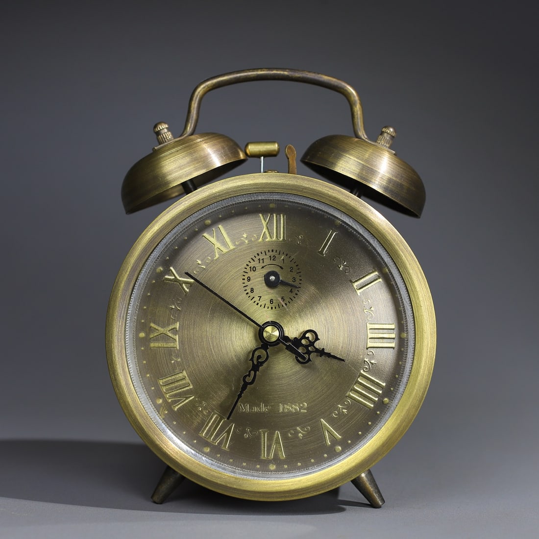 A beautiful cast copper alarm chronograph: Exquisite cast copper alarm clock Size:L:10cm W:6cm H:14cm (The Dimensions Of All Batches Are Manually Measured.If You Need More Detailed Information, Please Contact Our Customer Service Before Biddin