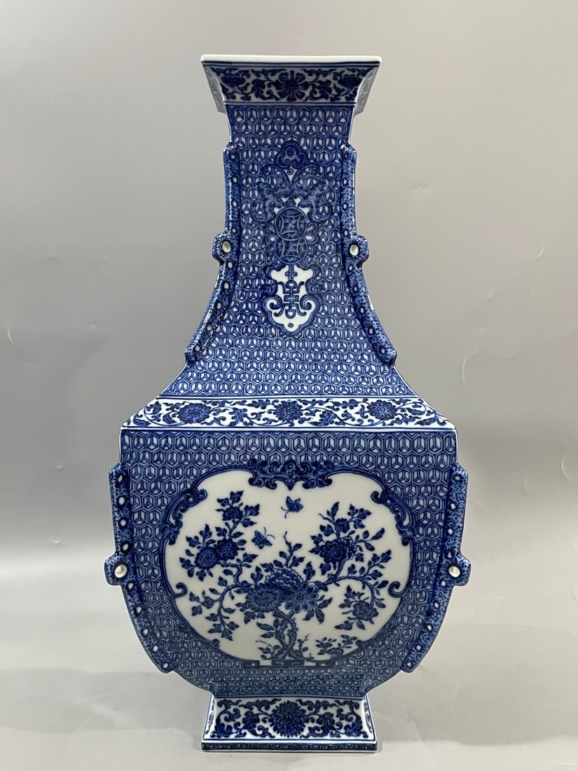 A herringbone pattern ruyi consecrated flower square side rib inlay made in the Qianlong period of: Qing Dynasty Qianlong year herringbone pattern ruyi consecrated flower square edge tendon inlay Size:H:51cm Belly diameter:24cm (The Dimensions Of All Batches Are Manually Measured.If You Need More De