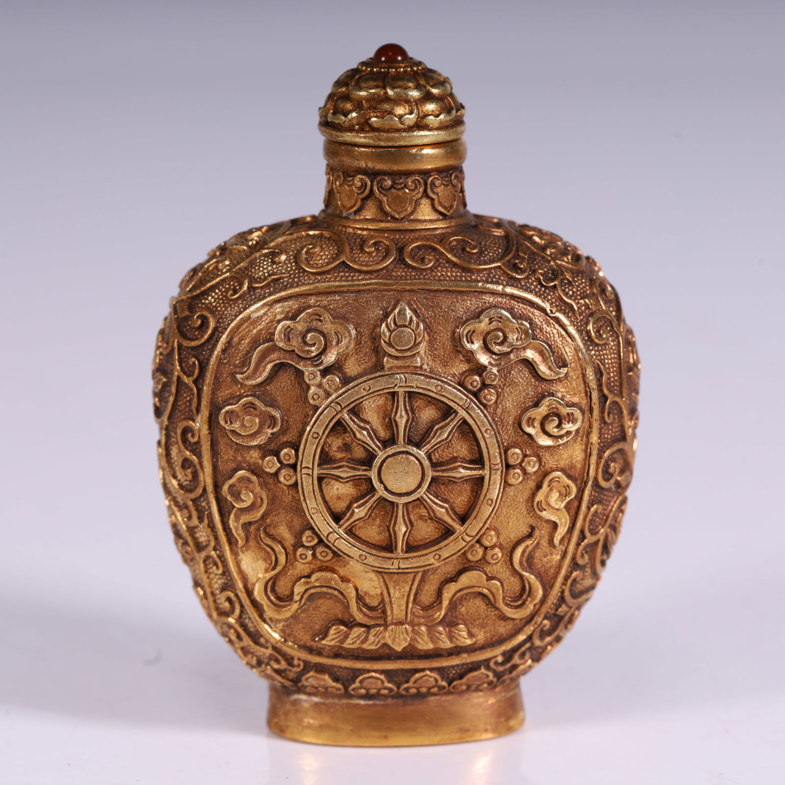 A copper-gilt Dharma wheel pattern snuff bottle from the Qing Dynasty: Qing Dynasty copper gilt Dharma wheel pattern snuff bottle Size: 6x3.4x8cmW: 110g (The Dimensions Of All Batches Are Manually Measured.If You Need More Detailed Information, Please Contact Our Custome