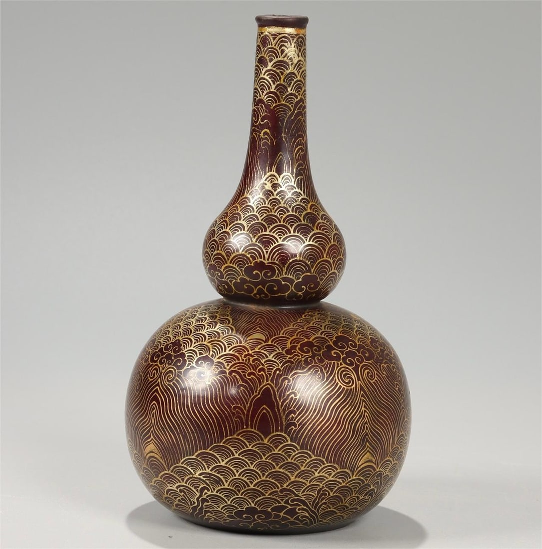 A seawater river cliff gourd bottle made in the Qianlong period of the Qing Dynasty (1 of 9)