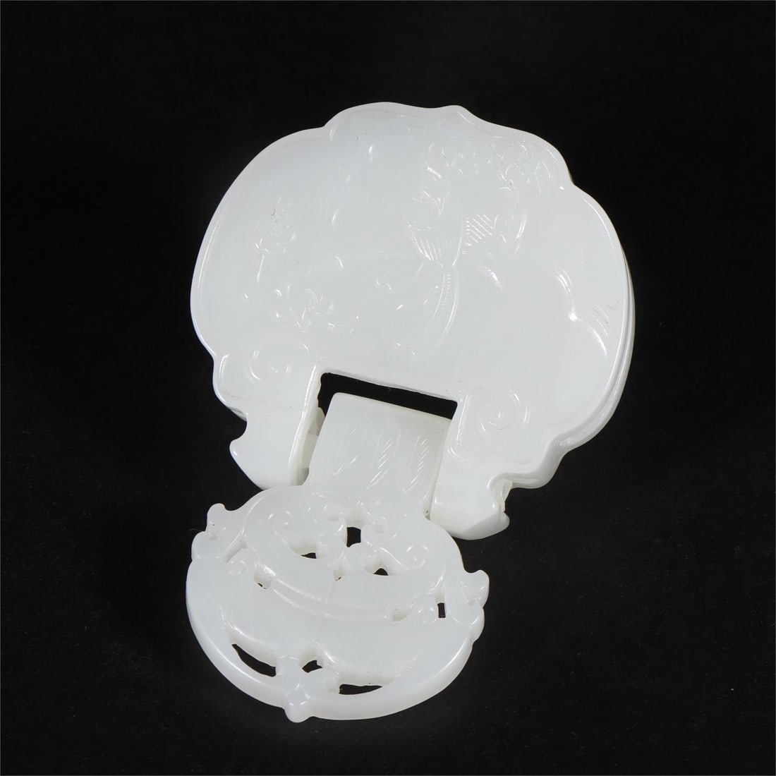 A piece of Hetian white jade dragon and phoenix pattern of the Qing Dynasty: The Hetian white jade dragon and phoenix pattern of the Qing Dynasty Size:L:4.9cm W:4.7cm T:1.2cm W:40g (The Dimensions Of All Batches Are Manually Measured.If You Need More Detailed Information, Plea
