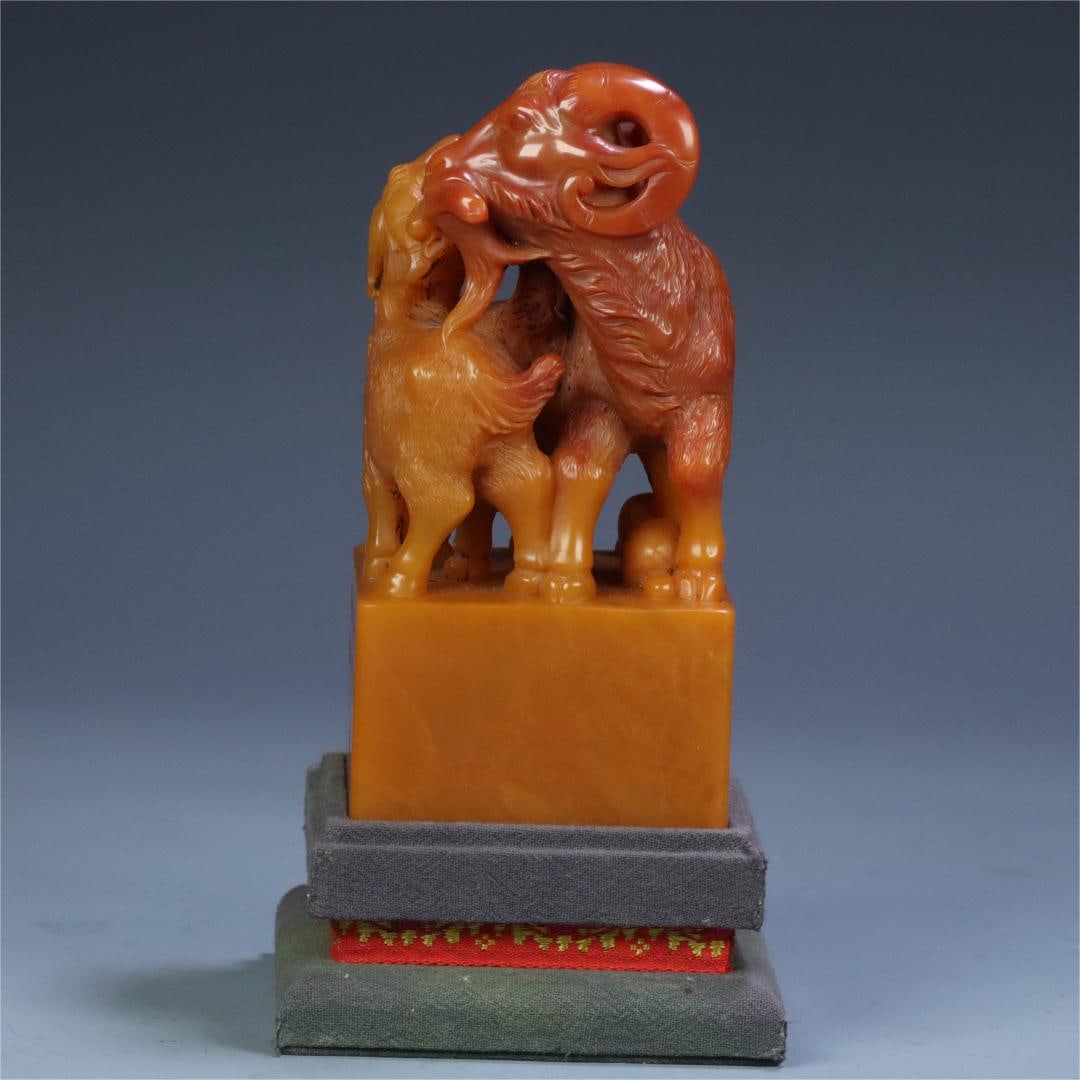 A beautiful Shoushan Tian Huang Ji sheep button seal (1 of 9)