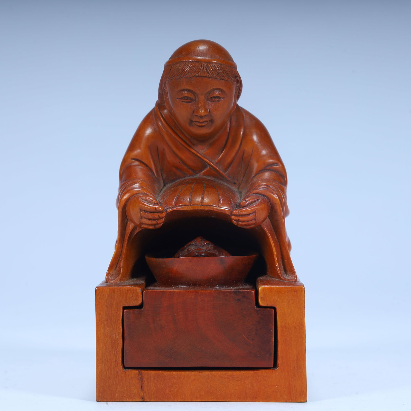 A Qing Dynasty boxwood carving bangs play golden toad pattern overprint: Qing Dynasty boxwood carving bangs play golden toad pattern overprint Size: H:11.5cm L: 6.5cm W:6.5cm W:238g (The Dimensions Of All Batches Are Manually Measured.If You Need More Detailed Information,