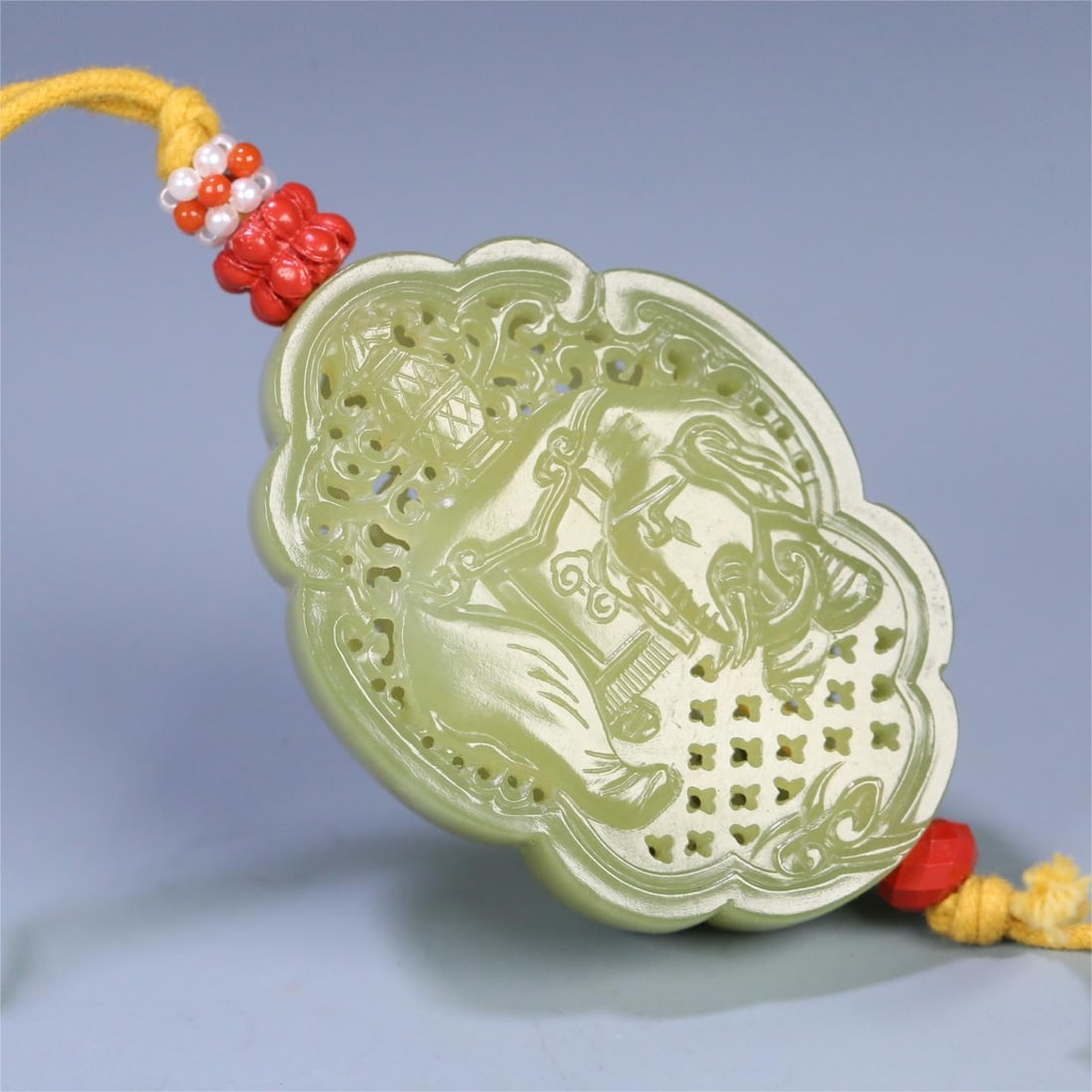 A beautiful Hetian topaz hollow Taiping Elephant sachet: Exquisite Hetian topaz hollow Taiping Elephant sachet Size:5.9x4.2x1.3cm W:43.3g (The Dimensions Of All Batches Are Manually Measured.If You Need More Detailed Information, Please Contact Our Customer