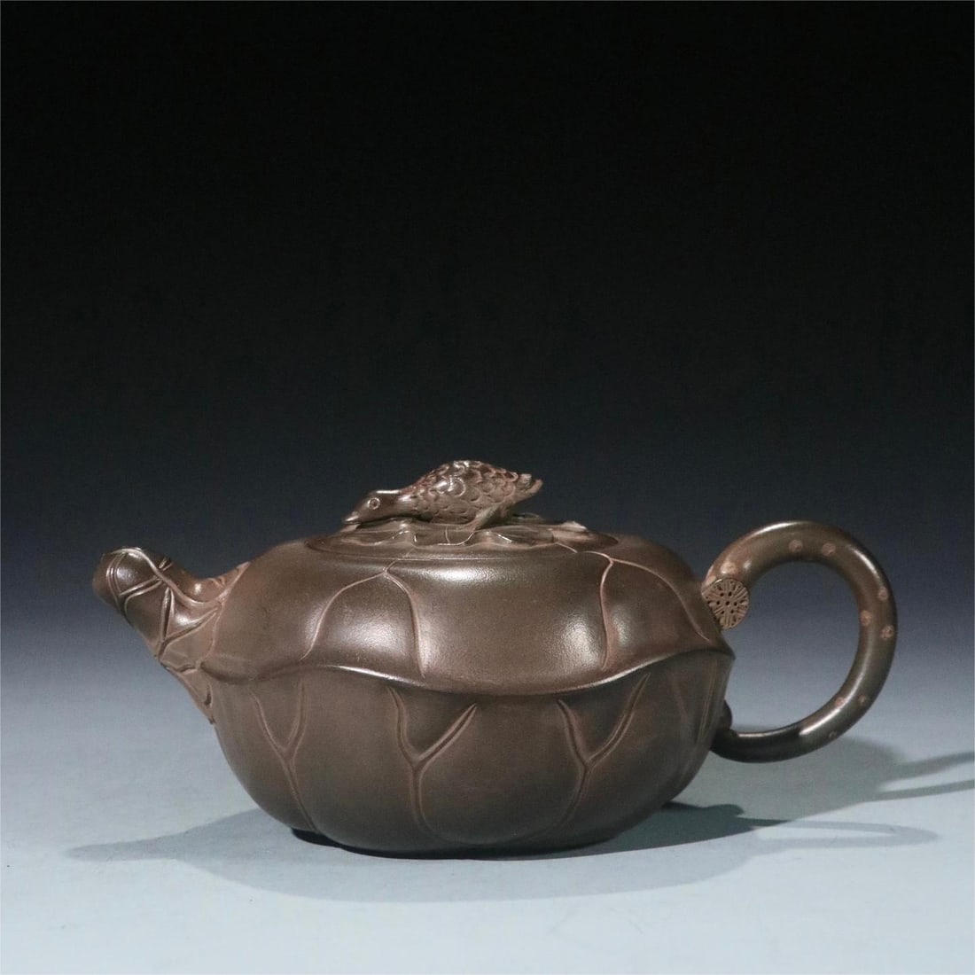 A fine lotus leaf pot: Exquisite lotus leaf pot Size:17×11.5×7.7cm W:273g (The Dimensions Of All Batches Are Manually Measured.If You Need More Detailed Information, Please Contact Our Customer Service Before Bidding.)