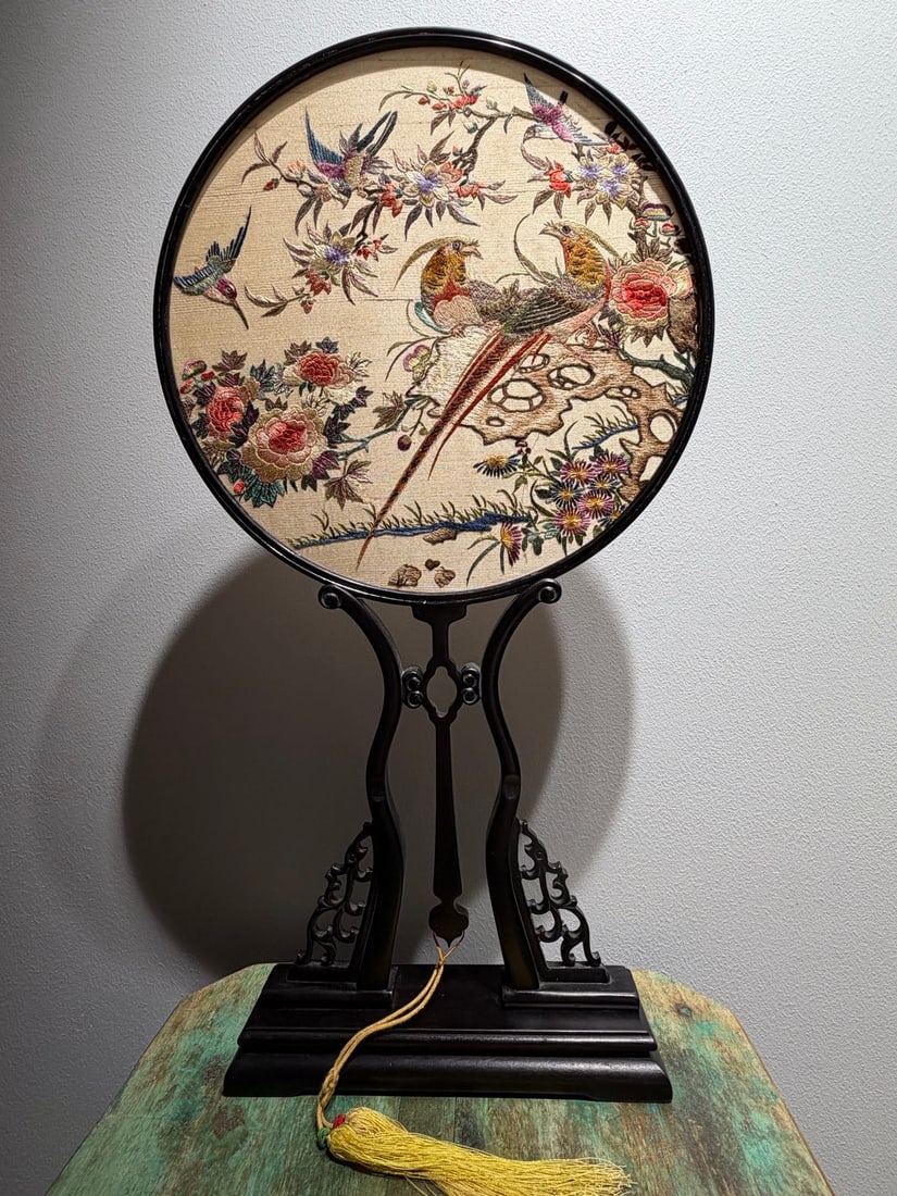 A Cantonese embroidered fan from the Republic of China period is the icing on the cake (1 of 9)
