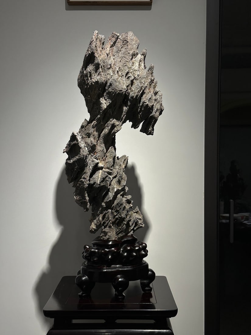 A beautiful English stone clear offering: Exquisite English stone clear offering Size:H:90cm W:34cm T:20cm (The Dimensions Of All Batches Are Manually Measured.If You Need More Detailed Information, Please Contact Our