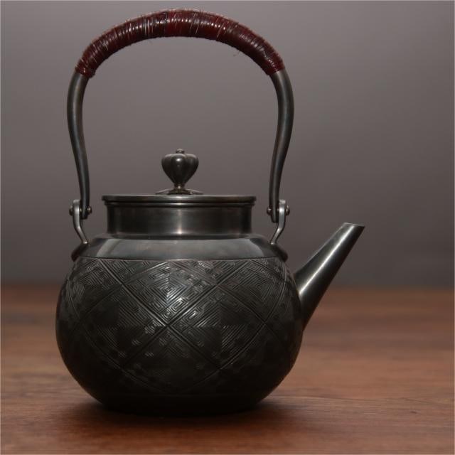 A fine Japanese silver pot: Exquisite Japanese silver pot Size:16×18cm W:351g (The Dimensions Of All Batches Are Manually Measured.If You Need More Detailed Information, Please Contact Our Customer Service